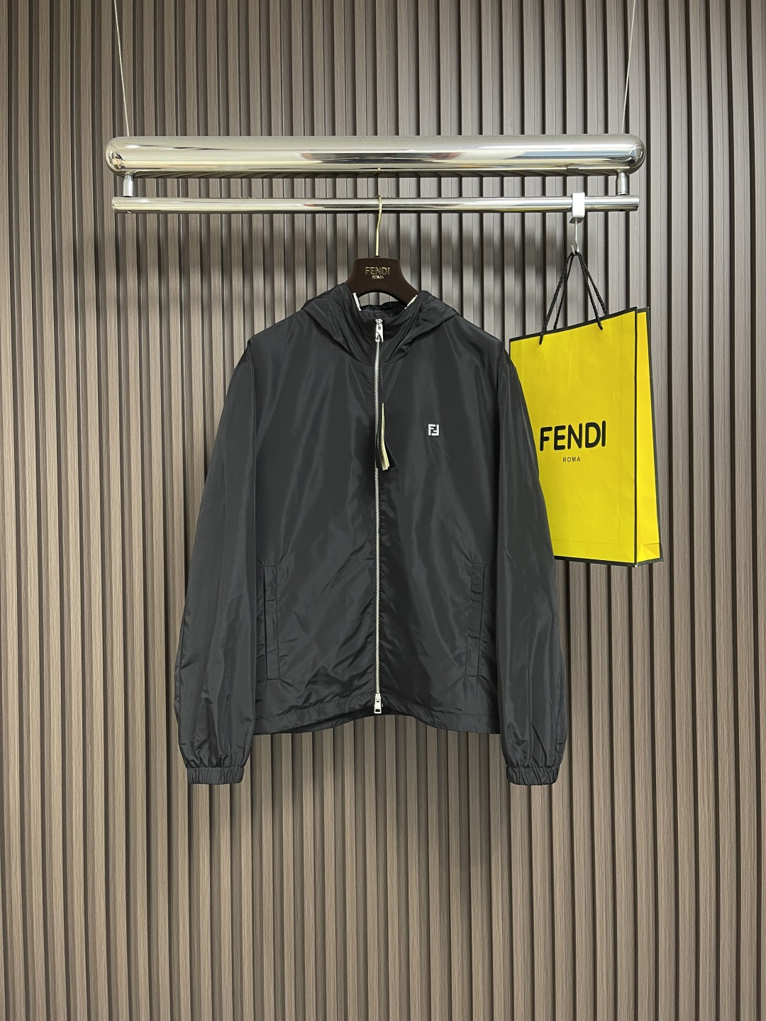 NO:522669,Fendi high-tech cloth decorative jacket, 100% polyester fiber, a high-tech fabric with polyester monofilament fiber reduced polyester monofilament to 0.1 denier through modification technology. The high-density weaving surface shows tight plain patterns, reducing gaps, soft touch and cleverness and durability. The lining double F print adopts digital direct injection technology to print, and the original lining type is analyzed by machine to convert pattern information into digital signals to directly eject high-quality and durable ink to the surface of the fabric to achieve high-resolution printing effect, clear details and natural colors. The chest is decorated with a customized small metal FF logo to enhance the recognition. The hood lining also uses fabric with FF logo to add brand impression. Size 46-52,,fendi, jackets & coats, jackets & coats,hats,alexander wang19860909Fendi 高科技布饰标夹克外套,选用百分百涤纶纤维通过改性技术将涤纶单丝纤度降至0.1旦尼尔的一款高科技布面料.高密织法表面呈现紧密平纹,减少空隙,触感柔顺且不失挺括感与耐用性.里衬双F印花采用数码直喷技术印花, 通过机器分析原版里衬排版, 将图案信息转化为数字信号将高品质耐久的油墨直接喷射到面料表面 实现高分辨率的印花效果, 细节清晰, 色彩自然.胸前装饰有定制的小号金属FF标志,强化辩识度. 兜帽内衬同样采用带有FF标识的布料,增添品牌印象.尺码46-52,,fendi,jackets & coats,jackets & coats,hats,alexander wang,Men's clothing