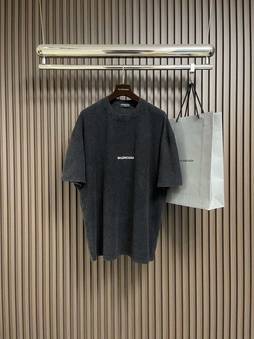 NO:518333,balenciaga  Autumn and winter towel short-sleeved T-shirt. A fashion circle that breaks the boundaries of the season. Paris has never lacked the eye-catching design. This autumn and winter towel short-sleeved short-sleeved T-shirt is a unique existence that breaks the conventional season. The simple white letter printing on the chest is an intuitive logo of the brand identity. There is no unnecessary and complicated design, but it silently declares fashion taste with classic elements. The towel fabric is made with a fine and soft fluff on the surface, like wearing a gentle cloud on the body, bringing a warmth to the skin; the dark gray main tone has a low-key and high-end feeling, and the loose short-sleeved style is full of tolerance for various figures. While lazy and casual, it can easily create a 'boyfriend style' and 'slack' outfit atmosphere. Whether it is worn or stacked, you can play with different styles. Size S-M-L, balenciaga, T-shirt, tees, t-shirt, alexander wang19860909balenciaga 秋冬毛巾短袖T恤.打破季节边界的时尚单品时尚圈,巴黎从不缺让人眼前一亮的设计,这款秋冬毛巾短袖,更是打破季节常规的独特存在.胸前简洁的白色字母印花,是品牌身份的直观标识.没有多余繁杂设计,却以经典元素,默默宣告时尚品味.采用毛巾面料,表面有着细密柔软的绒毛,像把轻柔云朵穿在身上秋冬时节,给肌肤带来融融暖意；深灰主调,自带低调高级感,宽松短袖版型,对各种身材包容度满分,慵懒随性的同时,轻松营造'男友风''松弛感'穿搭氛围,不管是穿还是叠搭,都能玩转出不同风格.尺码S-M-L,,balenciaga,T-shirt,tees，t-shirt,alexander wang,Men's clothing