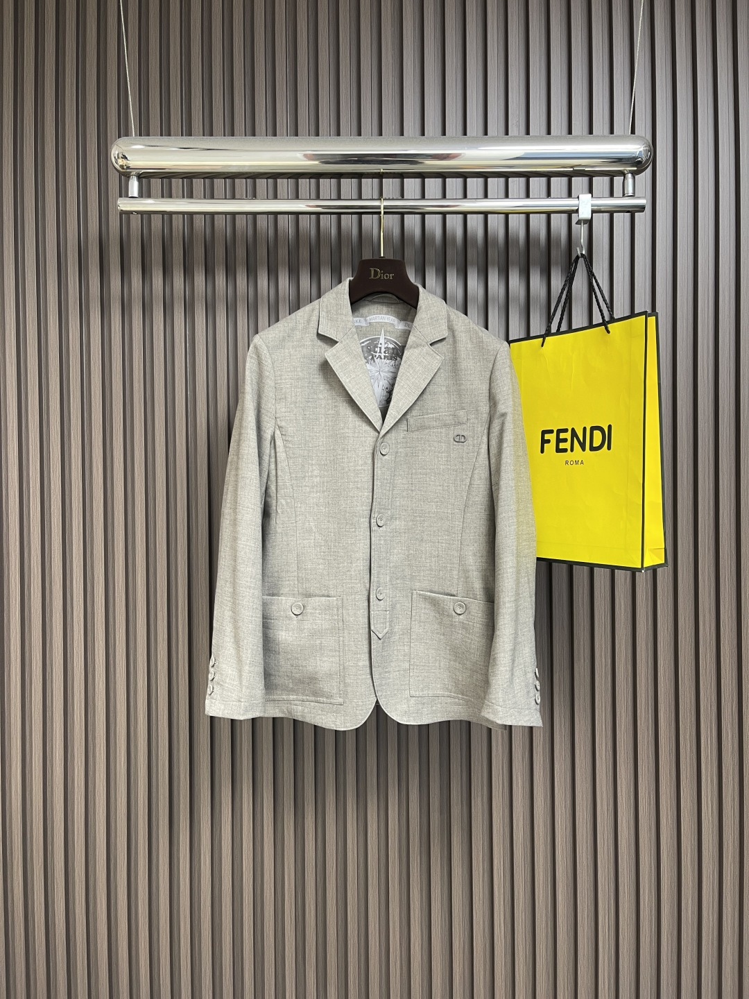 NO:518316,Dior thick textured suit jacket, 2025ss autumn and winter new style is available, with a selection of blended fiber fabrics, classic micro-expanded design style, three-dimensional fashion and youthful, allowing young people to choose a business style. Sidely step on the rounded corner hem to get rid of the dullness of the classic style, the back cd offset logo ten-detail wool wool woven edge buttons, offering a luxurious and fashionable atmosphere. Size 48-56,,dior,jackets & coats,business suit,alexander wang19860909Dior 粗肌理西装外套,2025ss秋冬新款上架,精选混纺纤维面料,经典的微扩设计版型,立体时尚年轻,让青年群体也能自如穿搭的商务风格选择.斜踩圆角下摆,摆脱经典款的沉闷,后幅cd胶印徽标十细节毛织包边钮扣,敬献奢华时尚气息.尺码48-56,,dior,jackets & coats,business suit,alexander wang,Men's clothing