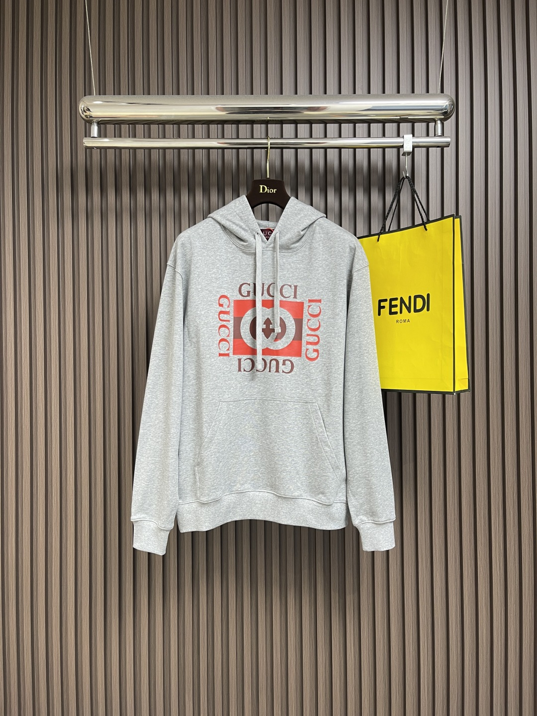 NO:516705,Gucci double G printed hooded sweatshirt, customized dyed pure rhyme elegance cotton knitted material with delicate texture and comfortable skin. The main tone is lustrous gray. Low-key and connotation. The striped Gucci interlocking double G print is presented on the chest in a very impactful way. It breaks the tranquility of lustrous gray. The red print blooms freely in lustrous gray like a flame of trend. It is eye-catching and enthusiastic. It interprets the charm of street art in fashionable language and leads to the forefront of fashion. Size S-XL, gucci, hoodie, sweatshirts, hats, alexander wang19860909Gucci 双G印花连帽卫衣,定制定染素韵麻灰雅棉针织料 纹理细腻 舒适贴肤 以麻灰色为主基调 低调而富有内涵 条纹Gucci互扣式双G印花以一种极具冲击力的方式呈现于胸前 打破了麻灰色的沉静 红色印花在麻灰色肆意绽放 如同潮流的火焰 醒目而热烈 用时尚的语言诠释着街头艺术的魅力 引领走在时尚的最前沿.尺码S-XL,,gucci,hoodie,sweatshirts,hats,alexander wang,Men's clothing