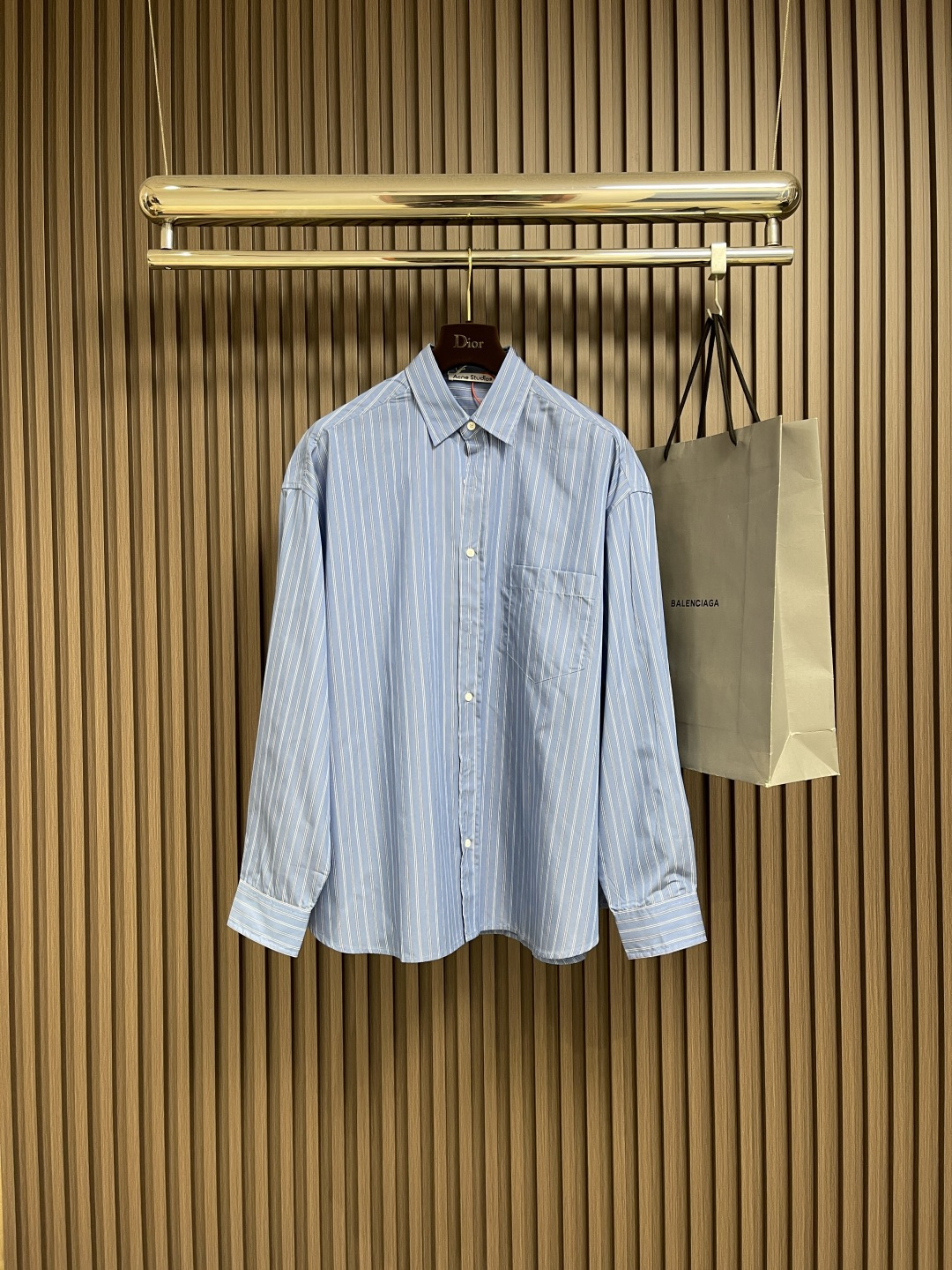 NO:518300,Acne Studios 1996 logo striped shirt, customized three-color soft light silk cotton woven striped material, excellent texture, comfortable skin, with classic blue as the main tone, dynamic and vibrant, fresh and elegant, the distribution of black and white stripes is staggered, delicate and smooth. Acne Studios 1996 logo label embellishes the back, carrying the origin and history of the brand, and pushes the retro atmosphere to a climax. The beauty of layers is all in stripes, infrared positioning and cutting bed accurately positioning the material through infrared transmitters and infrared receivers. The accuracy can reach the micron level, so as to meet the effect of high-precision cutting of plaid alignment, medium-solution painting position Use advanced positioning tools to ensure the alignment marks on clothes, and then professionally trim the edges of the hot painting  To achieve high-precision alignment, the rollover and buried clamping process is adopted to provide high-quality sewing effect. It is smooth and neat and tidy. The fabric has been washed with sand. The texture is better. It is not easy to deform. It is not easy to shrink. It is not easy to fade. It maintains long-term beauty. Size 44-46-48-50 S-XL,,acne studios,dior,shirts,alexander wang19860909Acne Studios 1996徽标条纹衬衫,定制三色柔光天丝棉韵织条纹料 质感卓越 舒适贴肤 以经典蓝作主基调 动感活力 清新雅致 黑白条纹的分布错落有致 细腻而流畅 Acne Studios1996徽标标签点缀于背面 承载着品牌的起源与历史 更是将复古的氛围推向了高潮在细微之处流露出奢华感 层次之美 尽在条纹,红外线定位裁床 通过红外发射器和红外接收器来实现对材料的精准定位 精度可达到微米级别 从而满足格纹对位高精度裁剪的效果,中烫画位 利用先进的定位工具确保与衣物上的对位标记 再通过对烫画边缘进行专业修剪 以达到高精度对位,采用侧翻埋夹车线工艺 能够提供优质的缝合效果 平顺整洁 工整整洁 面料都经过砂洗 手感质感更佳 不易变形 不易缩水 不易褪色 保持长久的美观.尺码44-46-48-50 S-XL,,acne studios,dior,shirts,alexander wang,Men's clothing