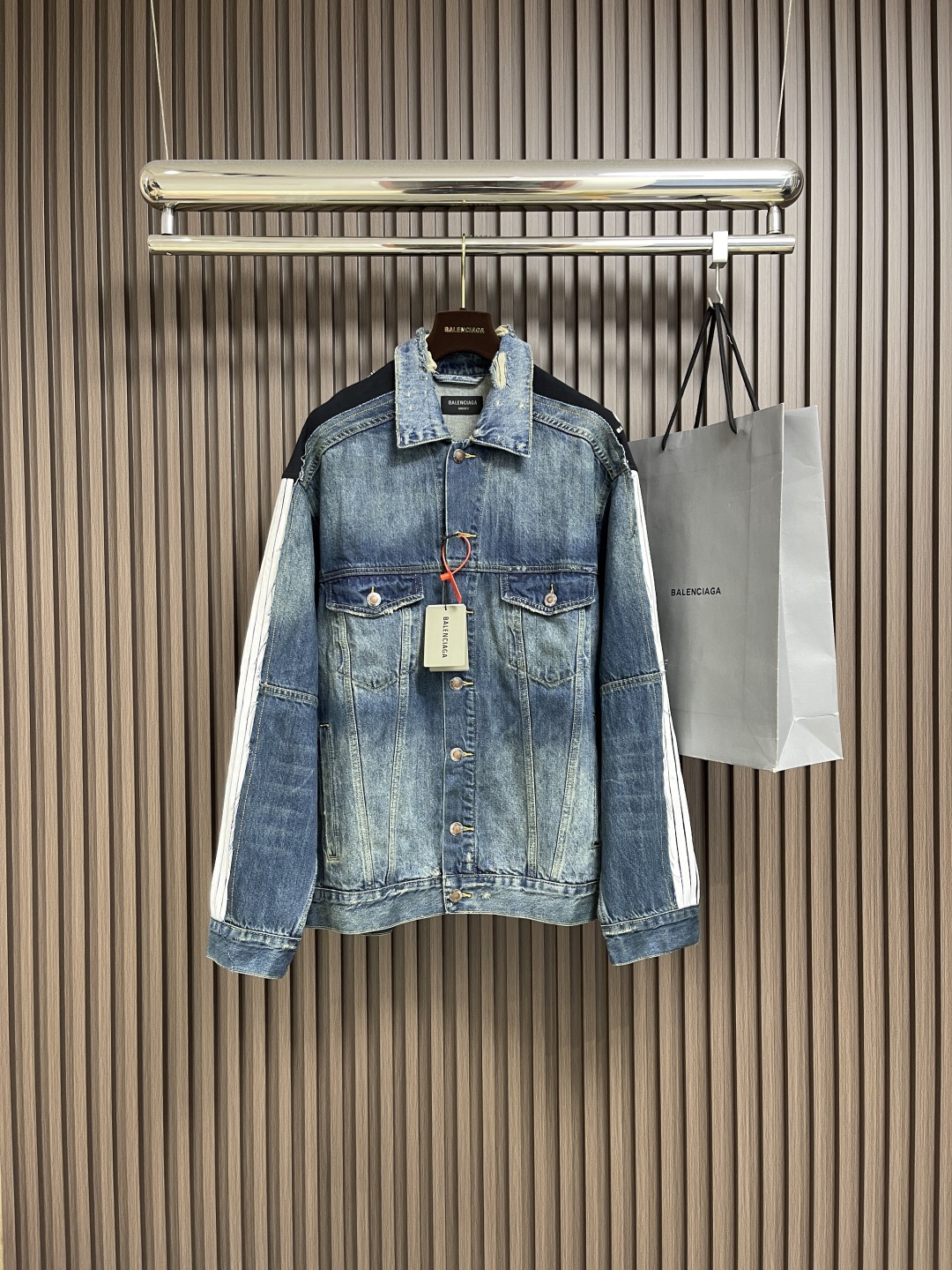 Balenciaga CUT-UP جاكيت جينز أزرق للنساء بتصميم فريد