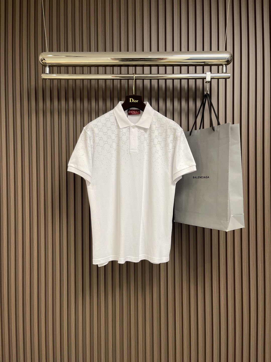 NO:520256,GUCCI pearl-shaped cotton pearl-silk short-sleeved POLO shirt, bead-shaped jacquard fabric is made through pearl jacquard processing technology, with highly beautiful patterns and high-quality feel. The surface of the bead-shaped cloth made by a computer knitting machine or a hand weaving machine is sparsely porous and has a similar shape to a honeycomb, which makes it more breathable and washable than ordinary knitted cloth. The embroidery pattern is very fine and dense, the pattern is clear, and the line feel is strong. Size S-XL, gucci, T-shirt, alexander wang19860909GUCCI 珠地棉珍珠烫钻短袖POLO衫,珠地格提花面料它是通过珍珠提花加工技术制成的,具有高度美观的图案和高品质的手感.通过电脑编织机或手工织造机制作珠地布的表面是疏孔状的,形状与蜂巢相似,这使得它比普通针织布更透气耐洗. 刺绣图案非常精细针法绵密,图案清晰且线条感和立体感强.尺码S-XL,,gucci,T-shirt,alexander wang,Men's clothing