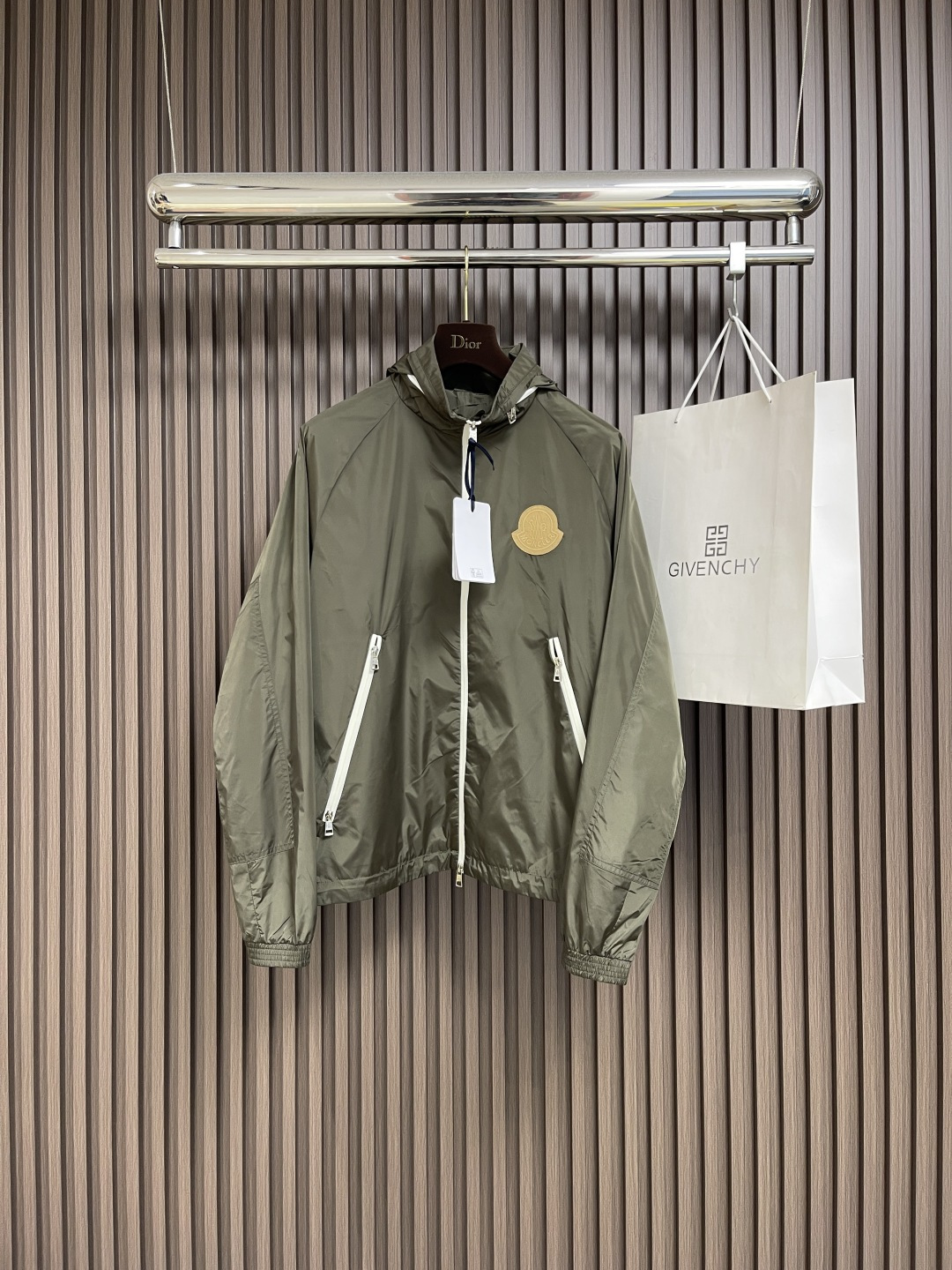 NO:518324,Moncler 2025ss autumn new hooded jacket jacket, perfect appearance, comfortable and warm on both sides, complete three-standard color, full and attractive, very outstanding design, easily advanced the sense of fashion, extremely exquisite workmanship, neat and meticulous wiring!  A masterpiece of a big-name designer!  The upper body doesn't look bloated and super handsome!  Size 48-50-52-54-56-58,,jackets & coats,jackets & coats,hats,alexander wang19860909moncler 2025ss秋季新款连帽夹克外套,品相非常完美,双面穿舒适保暖,三标齐全色泽饱满诱人,非常出彩的设计,轻松将时髦感进阶,做工极为考究严谨,走线工整细致！大牌设计师巨作！上身不显臃肿、超级帅气！尺码48-50-52-54-56-58,,jackets & coats,jackets & coats,hats,alexander wang,Men's clothing