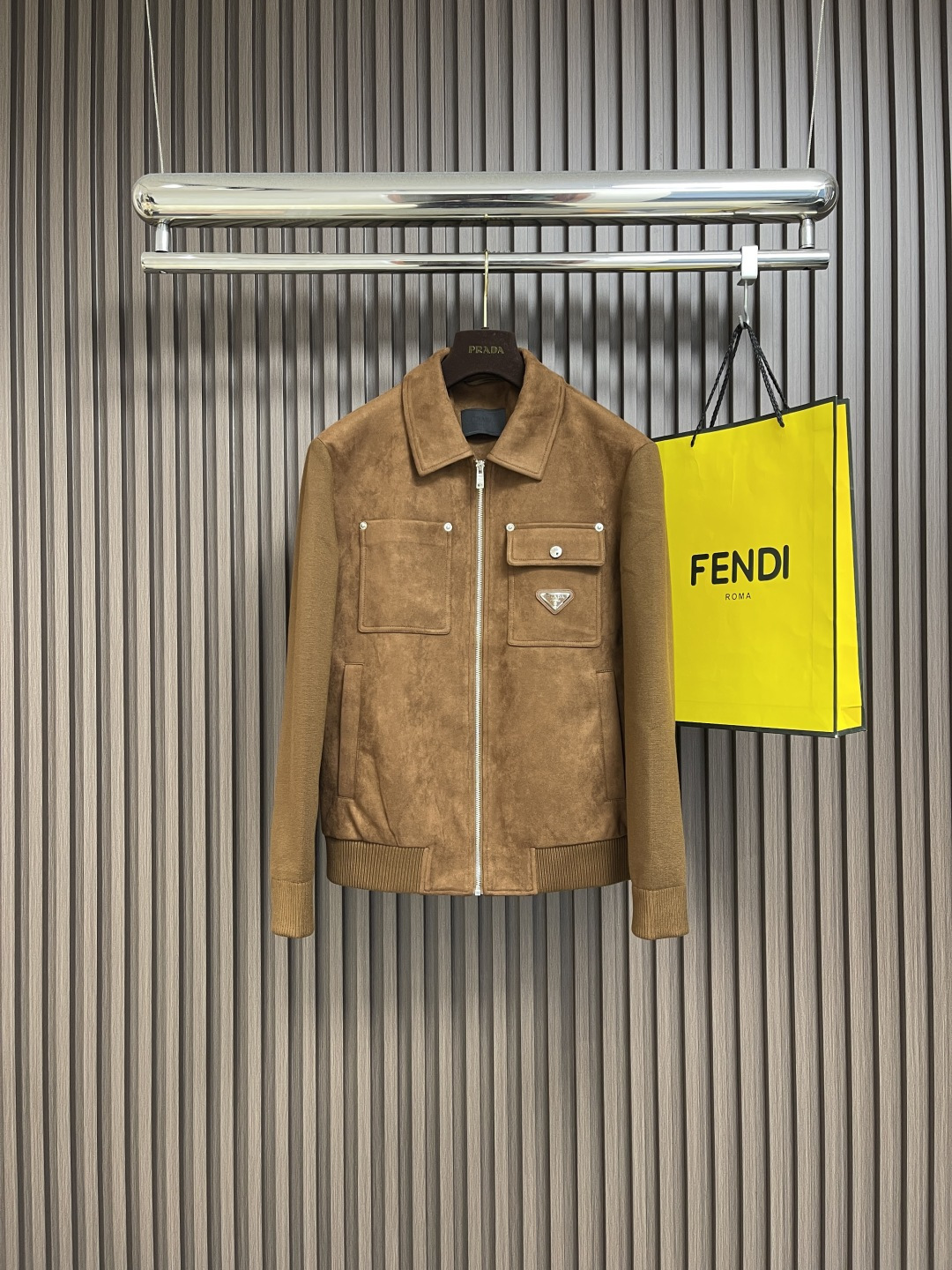 NO:516741,PRADA 2025ss autumn and winter new men's lapel suede textured leather jacket, imported original fabric, extremely complex workmanship, original hardware and auxiliary decoration, extremely high grade, comfortable and versatile, handsome and stylish upper body, size 48-56,,prada, jackets & coats,leather jacket,chamois leather,alexander wang19860909PRADA 2025ss秋冬新款男士翻领麂皮绒质感皮衣外套,进口原版面料,做工极为复杂,原版五金辅料装饰,档次极高,舒适百搭,上身帅气有型,尺码48-56,,prada,jackets & coats,leather jacket,chamois leather,alexander wang,Men's clothing