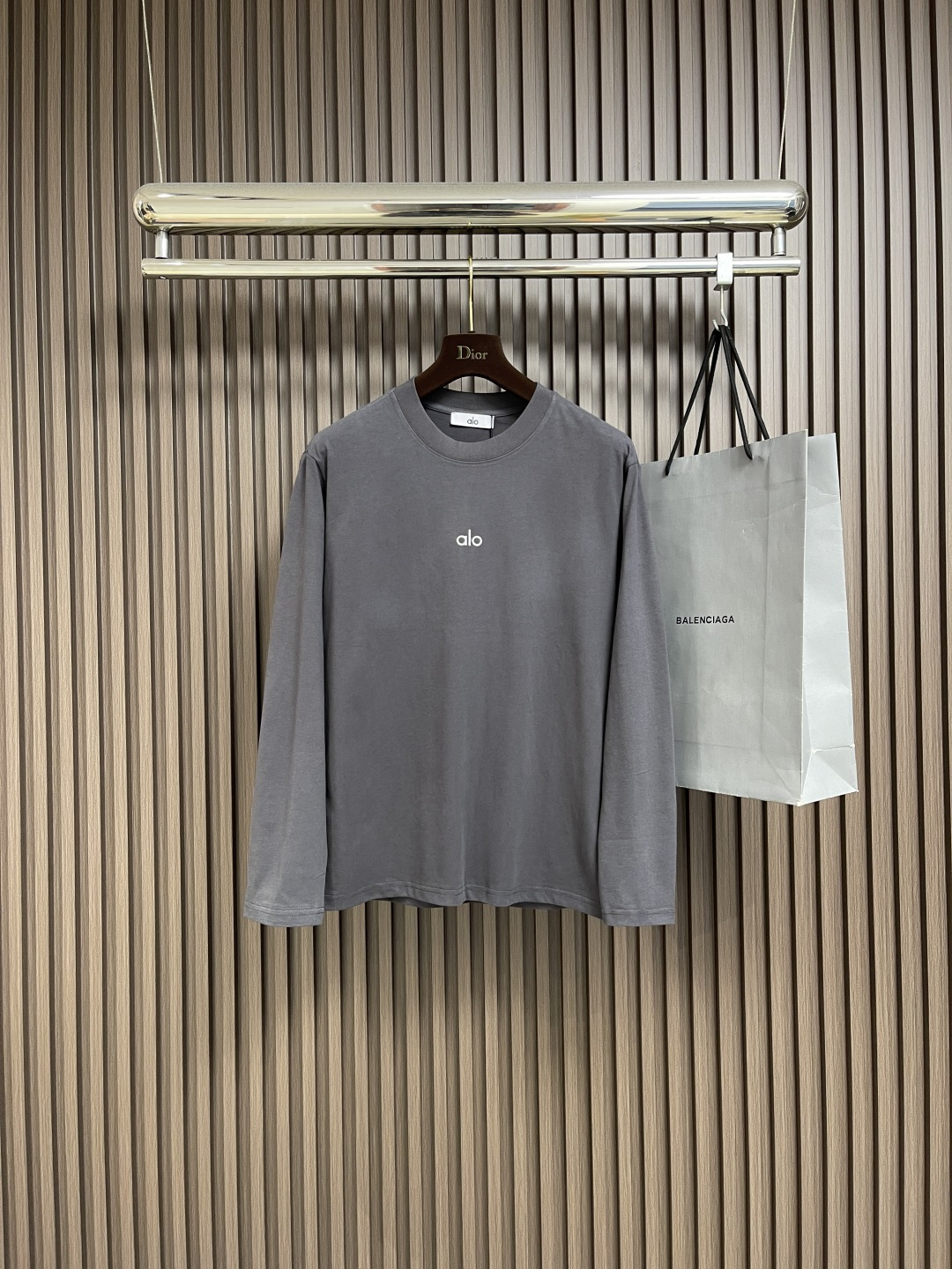 NO:518315,ALO 2025SS new round neck long-sleeved T-shirt, using exclusive imported customized fabrics for customer supply. The surface of the fabric is very textured and obvious. The upper body is breathable, light and comfortable. The details show the design characteristics and exquisite craftsmanship, and the overall details are wonderful!  The overall style is fashionable, simple and elegant. Size M-4XL M-size clothes 67cm long, bust 96cm shoulder width 45.5cm L-size clothes 69cm bust 101cm shoulder width 48cm XL-size clothes 71cm bust 106cm shoulder width 50.5cm 2XL-size clothes 73cm bust 111cm shoulder width 53cm 3XL-size clothes 75cm bust 116cm shoulder width 55.5cm 4XL-size clothes 77cm bust 121cm shoulder width 58cm, tees, t-shirt, alexander wang19860909ALO 2025SS新款圆领长袖T恤,采用客供独家进口定制面料,面料表面非常有质感显而易见,上身透气轻薄十分舒适,细节处彰显设计特色与精湛工艺,整体细节美妙绝伦！整体款式时尚简洁大方.尺码M-4XL M码衣长67cm 胸围96cm肩宽45.5cm L码衣长69cm 胸围101cm肩宽48cm XL码衣长71cm 胸围106cm 肩宽50.5cm 2XL码衣长73cm 胸围111cm肩宽53cm 3XL码衣长75cm 胸围116cm肩宽55.5cm 4XL码衣长77cm胸围121cm 肩宽58cm,,tees，t-shirt,alexander wang,Men's clothing