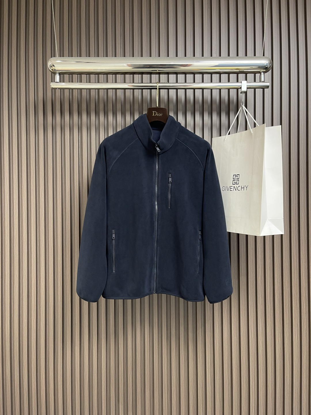 NO:518326,Zegna webbing decorative stand-collar jacket, dense texture, moderate thickness, soft, comfortable, warm and breathable. The stand-up collar is matched with normal shoulder lines, modified head and shoulder ratio, and fits the neck, soft, comfortable and not easy to deform. The webbing on the back neck and the classic letter logo on the left cuff, low-key to show the brand identity. The zipper head is engraved with the brand logo, the font is clear and smooth, matte, and it presents a warm and shiny, perfectly restores the original texture. It is matched with blending, and it is layered in color and neatly silhouettes, which can easily create a casual and casual look. Customer-supplied fabrics and customized hardware. Size M-3XL,, jackets & coats, alexander wang19860909Zegna 织带装饰立领外套,质地密实,薄厚适中,柔软舒适保暖、透气性好.立领搭配正常肩线、修饰头肩比例,且贴合颈部,柔软舒适不易变形,后颈双杠织带以及左侧袖口经典字母徽标,低调彰显品牌身份.拉链头镌刻品牌Logo,字体清晰流畅,哑光处理,呈现温润光泽,完美还原原版质感.搭配混纺,通过色彩叠穿和利落廓形,轻松打造随性休闲造型.客供面料、定制五金.尺码M-3XL,,jackets & coats,alexander wang,Men's clothing