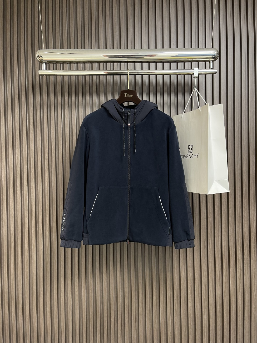 NO:516700,moncler 2025ss autumn and winter!  Warm and stylish nylon spliced ​​fleece co-branded casual jacket!  Casual hooded model, full-quality hardware and accessories, a model with high wearability in autumn and winter, Zippered placket, two-sided pockets, detailed splicing nylon design, integrated tailoring, customer-supplied fleece, high density, warm, soft, high density, good crispness, simple but not losing the highlight, size M-3XL,, jackets & coats,hats,alexander wang19860909moncler 2025ss秋冬！保暖有型 尼龙拼接摇粒绒联名款休闲外套！休闲连帽款 五金辅料全品相订单,秋冬季实穿性很高的一款 拉链门襟 两侧插袋 细节拼接尼龙的设计 合体的剪裁 面料采用客供摇粒绒 密度高 上身舒适 保暖 手感柔软密度高有很好的挺括感 简约而不失亮点的一款,尺码M-3XL,,jackets & coats,hats,alexander wang,Men's clothing