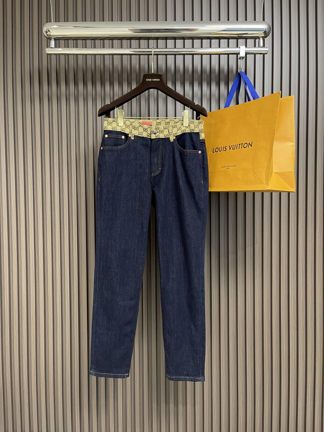 NO:516713,GUCCI 2025AW Autumn and Winter Model Full-quality Order!  Classic five-bag men's small straight jeans with presbyopia at the waist, with a very highlight. Combination tailoring, full-quality hardware accessories, exquisite and highlight texture, classic and versatile primary color washing, high wearability, no matter how you match it, you won't make mistakes. Fabrics are provided with order-woven denim fabrics, micro-stretch, spring thickness, comfortable and not tight upper body, skin-friendly and breathable. I highly recommend jeans. Size 30-38, 35, no 37,,gucci,jeans,alexander wang19860909GUCCI 2025AW 秋冬款 全品相订单！老花拼接经典五袋款男士小直筒牛仔裤 腰际老花点缀的设计 很有亮点 合体的剪裁 全品相五金辅料 精致而凸显质感 经典百搭的原色水洗 实穿性很高 不管怎么搭配都不会出错 面料客供订织牛仔面料 微弹力 春季厚度 上身舒适不紧绷 亲肤而透气 喜欢牛仔裤强烈推荐.尺码30-38 有35 无37,,gucci,jeans,alexander wang,Men's clothing