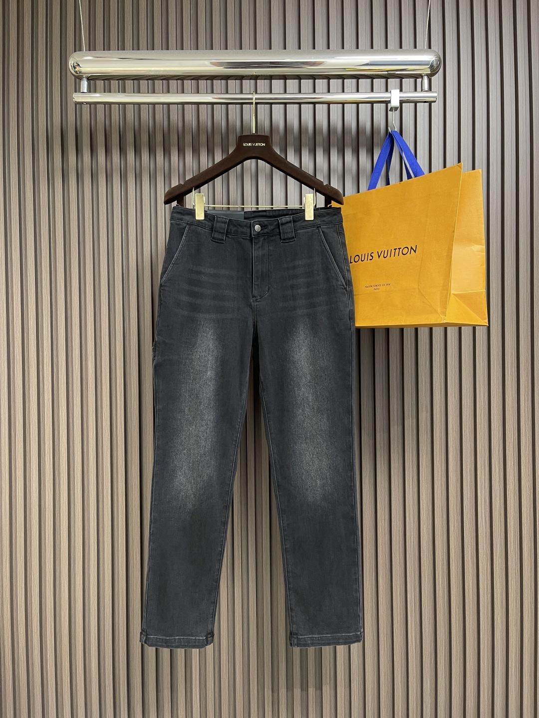 NO:516707,Prada side bag logo embroidered jeans, classic five-bag pants, customer-supplied tannins, thin and soft, extremely slim horizontal, moderately washed, very clean and solid color!  Wear a face with a light-colored top. It can be matched with the same style to create a fashionable look, control various occasions, customize auxiliary materials, complete three standards, the same style for men and women. Size 30-38, 35, no 37,,prada,jeans,alexander wang19860909Prada 侧袋标识刺绣牛仔裤,经典的五袋裤,客供的丹宁,料薄且质软,横向极微弹力,中度水洗,非常干净纯色！跟浅色上衣配一脸.能与同款搭配营造时尚造型,驾驭各种场合,定制辅料,三标齐全,男女同款.尺码30-38 有35 无37,,prada,jeans,alexander wang,Men's clothing