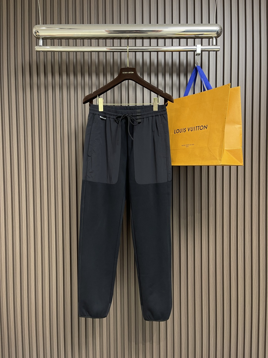 NO:515188,moncler 2025AW spliced ​​design casual pants.  The splicing design is very highlighted. It has a functional style. Fashion. The feeling is just right. It will not be exaggerated. It can also be designed with pictures. The elastic waist, casual sports, classic style, and the combination of the classic style. Hardware details are all-quality. The insertion bags on both sides. The style is slightly loose. The upper body is casual and fashionable and easy to match. The fabric is made of nylon spliced ​​cotton, and the trouser body is weaves the texture to highlight the texture. The overall upper body is comfortable and breathable, easy to care for and has a good sense of clarity. The overall design is full of vigorous youthful vitality. The order size M-3XL, alexander wang19860909moncler 2025AW拼接设计休闲裤．拼接设计很有亮点 偏机能风的感觉 时尚 潮流 感觉刚刚好 不会过分的夸张 又能图片设计松紧腰休闲运动经典款式合体的剪裁 五金细节全品相 两侧插袋 版型采用略微宽松的剪裁；上身随意时尚,易搭配 面料采用尼龙拼接棉的材质,裤身面料织法华夫格纹理 凸显质感 整体 上身舒适透气,易打理的同时又有很好的挺括感,整体的设计充满了蓬勃的年轻活力,全品相订单尺码M-3XL,,alexander wang,Men's clothing