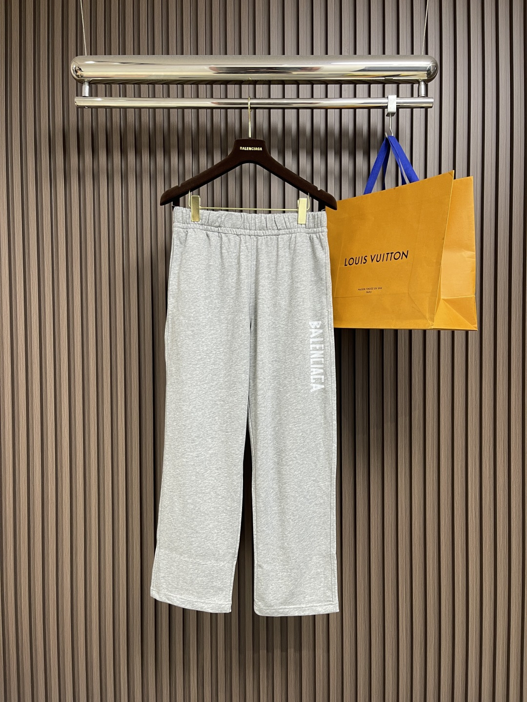NO:516731,Balenciaga 2025SS letter logo print couple men and women's wardrobe pants, simple design plus basic and exquisite printed logo, simple and generous!  The upper body is comfortable and breathable, with a strong drape!  Stretch the body proportions!  Size M-3XL, balenciaga, alexander wang19860909Balenciaga 2025SS字母logo印花情侣男女卫裤,简单的设计加上基础精致的印花logo,简单大方！上身舒适透气,垂坠感强！拉伸身体比例！尺码M-3XL,,balenciaga,alexander wang,Men's clothing