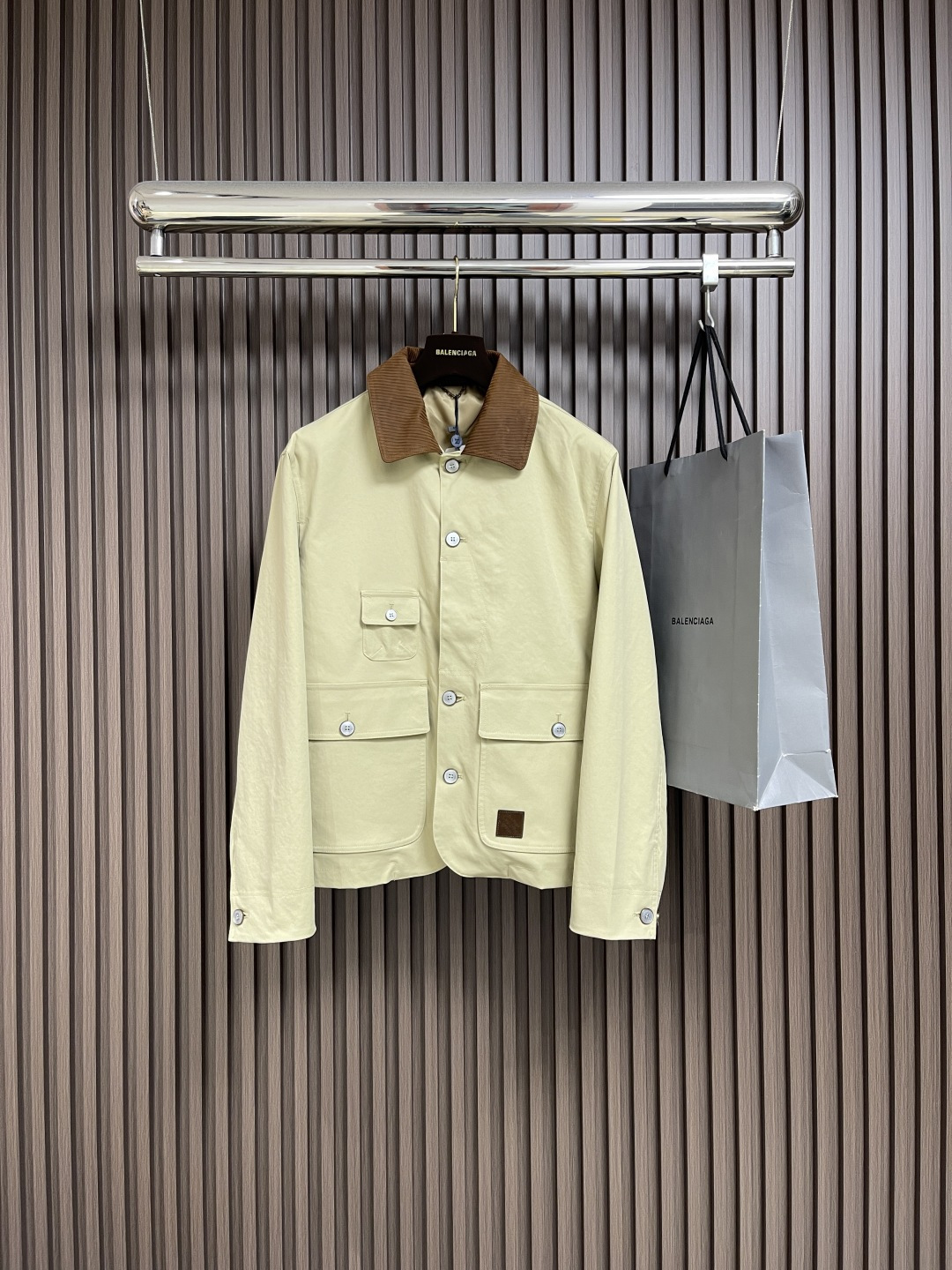 NO:526909,LV Lapel Jacket The perfect blend of personality and charm!  With the continuous evolution of fashion trends, lapel fashion trends have become a must-have item in many men's wardrobes. It not only shows the handsomeness and masculine beauty of men, but also demonstrates delicate taste and unique personality. Lapel design is the soul of this model. It flips the neckline, adding a unique sense of style to the overall shape, making it more three-dimensional and layered. Whether it is the round neckline or the sharp large lapel, you can easily control various occasions and make you the focus of the crowd. This model follows the fashion trend and combines fashion elements and classic styles. The fabric selection is diverse, from cotton to wool, each model has been carefully selected to ensure quality.  The sense of superiority and comfort of wearing. At the same time, the exquisite craftsmanship makes every detail handled exquisitely and thoughtfully, showing the men's pursuit and taste of fashion. In combination, the lapel fashion trend is omnipotent. When casual, the matching may show a casual and fashionable image; in formal occasions, pairing with suit pants or formal pants will show gentlemanly demeanor. No matter what style it is, this style can add highlights to your outfit and make you unique. When wearing the lapel fashion trend, you will show confidence and style and become the darling of fashion. It is not only one piece, but also a perfect display of your personality and charm. Size 46-52,,louis  vuitton,jackets & coats,jackets & coats,business suit,alexander wang19860909LV 翻领夹克外套 个性与魅力的完美融合！随着时尚潮流的不断演变,翻领时尚潮流已成为众多男士衣橱中的必备单品.它不仅展现了男性的帅气与阳刚之美,更彰显了细腻的品味与独特的个性.翻领设计,是这款的灵魂所在.它将领口翻起,为整体造型增添了一抹与众不同的风格感,使更加立体有层次.无论是圆润的领口,还是尖利的大翻领,都能轻松驾驭各种场合,让你成为人群中的焦点.这款紧跟时尚潮流,融合了时尚元素与经典风格.面料选择多样化,从棉纺到毛呢,每一款都经过精心挑选,确保质感的上乘与穿着的舒适.同时,精湛的工艺制作,使得每一处细节都处理得精致周到,展现了男士对时尚的追求与品味.搭配上,翻领时尚潮流更是无所不能.休闲时,搭配或展现出随性又不失时尚的形象；正式场合,搭配西装裤或正装裤,则彰显出绅士风度.无论是哪种风格,这款都能为你的穿搭增添亮点,让你与众不同.穿上翻领时尚潮流,你将展现自信与风采,成为时尚的宠儿.它不仅仅是一件,更是你个性与魅力的完美展现.尺码46-52,,louis vuitton,jackets & coats,jackets & coats,business suit,alexander wang,Men's clothing