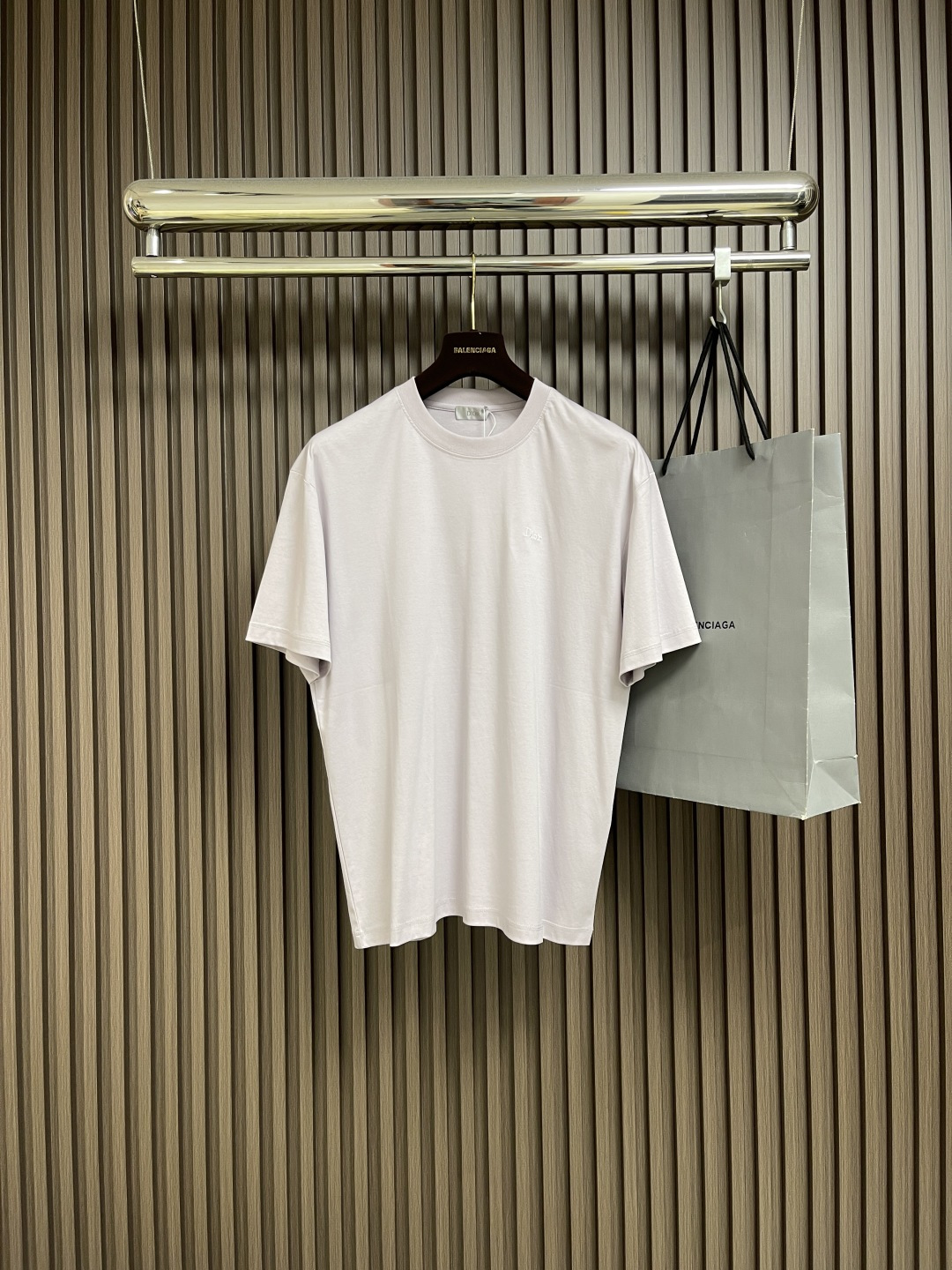 NO:600127,Dior  Purple-gray couple's round-neck short-sleeved T-shirt, unique purple-grey, like the color extracted from Monet's paintings, soft and cool with a sense of luxury. It is not ostentatious, but has its own 'atmosphere filter', which can easily break out of the monotony of basic colors in the crowd.  It has become the finishing touch in your outfit. The ratio of 99% cotton + 1% polyester fiber perfectly combines the softness of cotton and the stiffness of polyester fiber that is not easy to deform. When worn close to the body, it feels like being gently wrapped by clouds. It is breathable and not sweaty. It is small on the chest.  The 'Di**' embroidery is a silent expression of the brand's texture. It has no exaggerated design, but uses delicate stitching to hide the sense of high-end in the details. The loose short-sleeved version is highly adaptable to the body shape. Whether you like the loose feeling of oversize or want to create a 'missing bottom' outfit, it can perfectly catch it. Sizes XS-L, dior, versace, T-shirt, tees, t-shirt, alexander  wang19860909Dior 紫灰色情侣款圆领短袖T恤,独特紫灰色,像是从莫奈画作里提取的色彩,柔和中带着清冷高级感.不张扬,却自带'氛围滤镜',在人群中,能轻松跳出基础色的单调,成为穿搭里的点睛之笔.99％棉＋1％聚酯纤维的配比,把棉质的柔软亲肤和聚酯纤维的挺括不易变形,完美融合.贴身穿,像是被云朵轻轻包裹,透气不闷汗.胸前小巧的'Di**'刺绣,是品牌质感的无声表达.没有浮夸设计,却以细腻针脚,把高级感藏进细节里.宽松短袖版型,对身形适配度超高,不管是喜欢oversize松弛感,还是想打造'下衣失踪'穿搭,它都能完美接住.尺码XS-L,,dior,versace,T-shirt,tees，t-shirt,alexander wang,Men's clothing