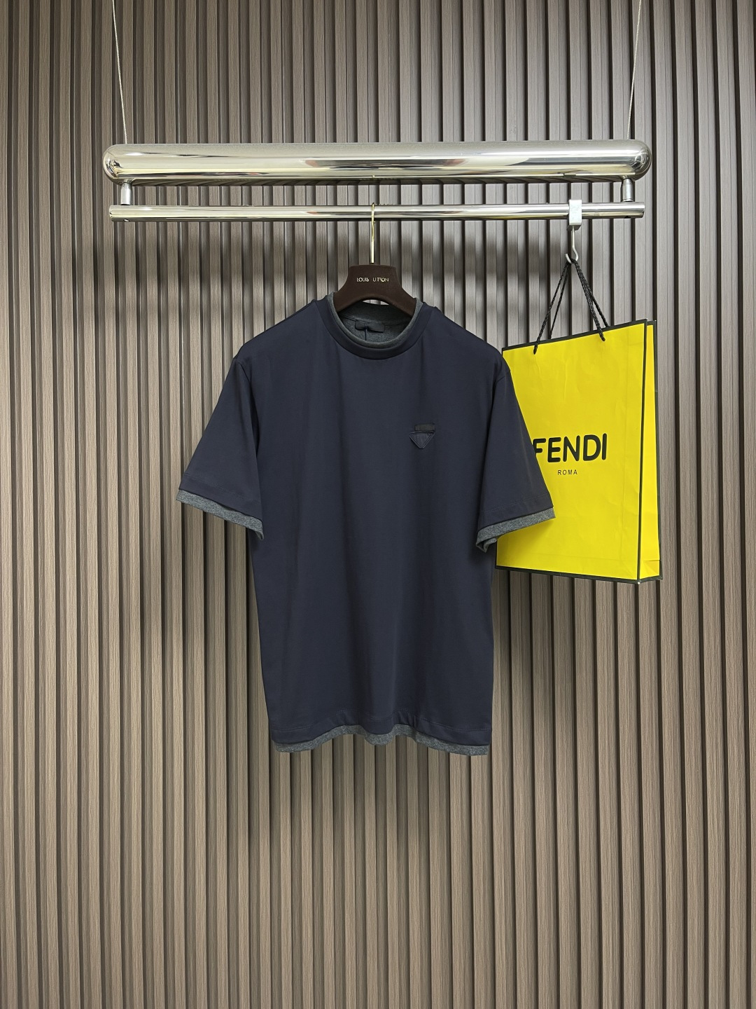 NO:520281,PRADA fake two-piece triangle logo cotton short-sleeved T-shirt, 24S double yarn special textile tight cotton 185G, ribbed 32S double yarn pull frame 340G, classic cotton T-shirt reinterpreted through layers and contrast, adding a unique style to the sporty silhouette. The loose style defines its style and is decorated with the iconic fabric triangle logo. The fake two-piece design successfully integrates the sporty style with the street feeling through clever layered splicing and contrasting elements, presenting a highly recognizable design language. Size XS-L, prada, T-shirt,tees, t-shirt,alexander wang19860909PRADA 假两件三角徽标棉质短袖T恤,24S双纱特种纺织紧密棉 185G,罗纹 32S双纱拉架 340G,经典棉质T恤通过层次和对比重新诠释,为运动廓形增添独特风格.宽松版型定义其风格,饰有标志性织物三角形徽标.假两件设计通过巧妙的层次拼接和对比元素,成功将运动风与街头感融合,呈现出极具辨识度的设计语言.尺码XS-L,,prada,T-shirt,tees，t-shirt,alexander wang,Men's clothing