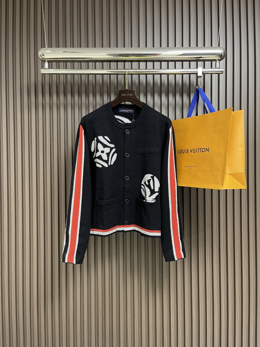 NO:528010,LV x Nigo polka dot pattern knitted jacket, custom-made imported pure cotton fabric with YB, excellent skin-friendliness and close-fitting, without any burden, bringing the ultimate comfort and good breathability, and it won't feel stuffy even if worn for a long time; the pattern design is unique, and the chest printing pattern is made of complex computer technology to present clear and three-dimensional patterns; the striped decoration process is superb, red and white stripes are neatly arranged along the cuffs and hem, the color contrast is clear and natural, highlighting the control of details; the pockets and buttons are installed in fine detail, precise and firm, durable, the overall wiring is straight and delicate, the fabric is comfortable and soft, the color is consistent and there is no color difference, which can create a fashionable look, control various occasions, customize auxiliary materials, complete three standards, the same style for men and women!  Size S-XL, louis vuitton, jackets & coats,alexander wang19860909LV x Nigo 波点图案针织外套,采用YB定制进口纯棉面料,亲肤性极佳贴身穿也毫无负担,带来极致的舒适体验有着良好的透气性,即使长时间穿着也不会觉得闷热；图案设计独具匠心,胸前印花图案以复杂电脑技术呈现纹路清晰立体；条纹装饰工艺高超,红、白条纹沿袖口和下摆整齐排列,色彩对比鲜明且过渡自然,彰显细节把控；口袋与纽扣安装精细,位置精准牢固耐用,整体走线平直细腻,面料舒适柔软,颜色一致无色差能与同款搭营造时尚造型,驾驭各种场合,定制辅料,三标齐全,男女同款！尺码S-XL,,louis vuitton,jackets & coats,alexander wang,Men's clothing