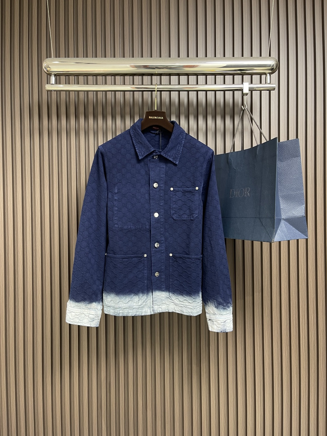 NO:529315,Tops, trousers, GUCCI dark pattern double G jacquard lapel denim jacket trousers suit, imported jacquard denim material, comfortable texture, crisp and stylish Enzyme washing technology, presents a retro color rub based on the classic denim style, integrating into the brand's iconic design language. Gradient dyeing technology uses a transition from deep to light color, giving a unique visual level to the single product The surface is decorated with brand-specific texture, highlighting high-end texture and recognition. Size S-XL 46-52,,gucci,jackets & coats,alexander wang19860909上衣 长裤 GUCCI 暗纹双G提花翻领牛仔外套长裤套装,进口提花牛仔材质,质感舒适,挺括有型 酵素水洗工艺,呈现复古擦色感以经典牛仔版型为基础,融入品牌标志性设计语言 采用渐变染色工艺,从深至浅的色彩过渡 赋予单品独特视觉层次 表面饰有品牌专属纹理,彰显高端质感与辨识度.尺码S-XL 46-52,,gucci,jackets & coats,alexander wang,Men's clothing