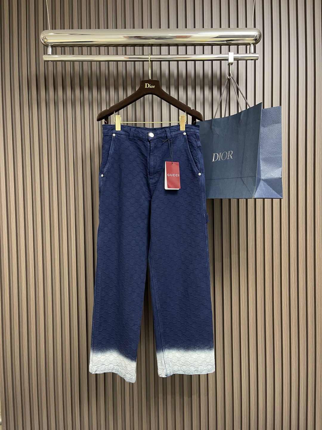 NO:518332,Tops, trousers, GUCCI dark pattern double G jacquard lapel denim jacket trousers suit, imported jacquard denim material, comfortable texture, crisp and stylish Enzyme washing technology, presents a retro color rub based on classic denim style, incorporates the brand's iconic design language. Gradient dyeing technology uses a transition from deep to light color, giving a unique visual level to the single product The surface is decorated with brand-specific texture, highlighting high-end texture and recognition. Size S-XL 46-52,,gucci,jackets & coats,alexander wang19860909上衣 长裤 GUCCI 暗纹双G提花翻领牛仔外套长裤套装,进口提花牛仔材质,质感舒适,挺括有型 酵素水洗工艺,呈现复古擦色感以经典牛仔版型为基础,融入品牌标志性设计语言 采用渐变染色工艺,从深至浅的色彩过渡 赋予单品独特视觉层次 表面饰有品牌专属纹理,彰显高端质感与辨识度.尺码S-XL 46-52,,gucci,jackets & coats,alexander wang,Men's clothing