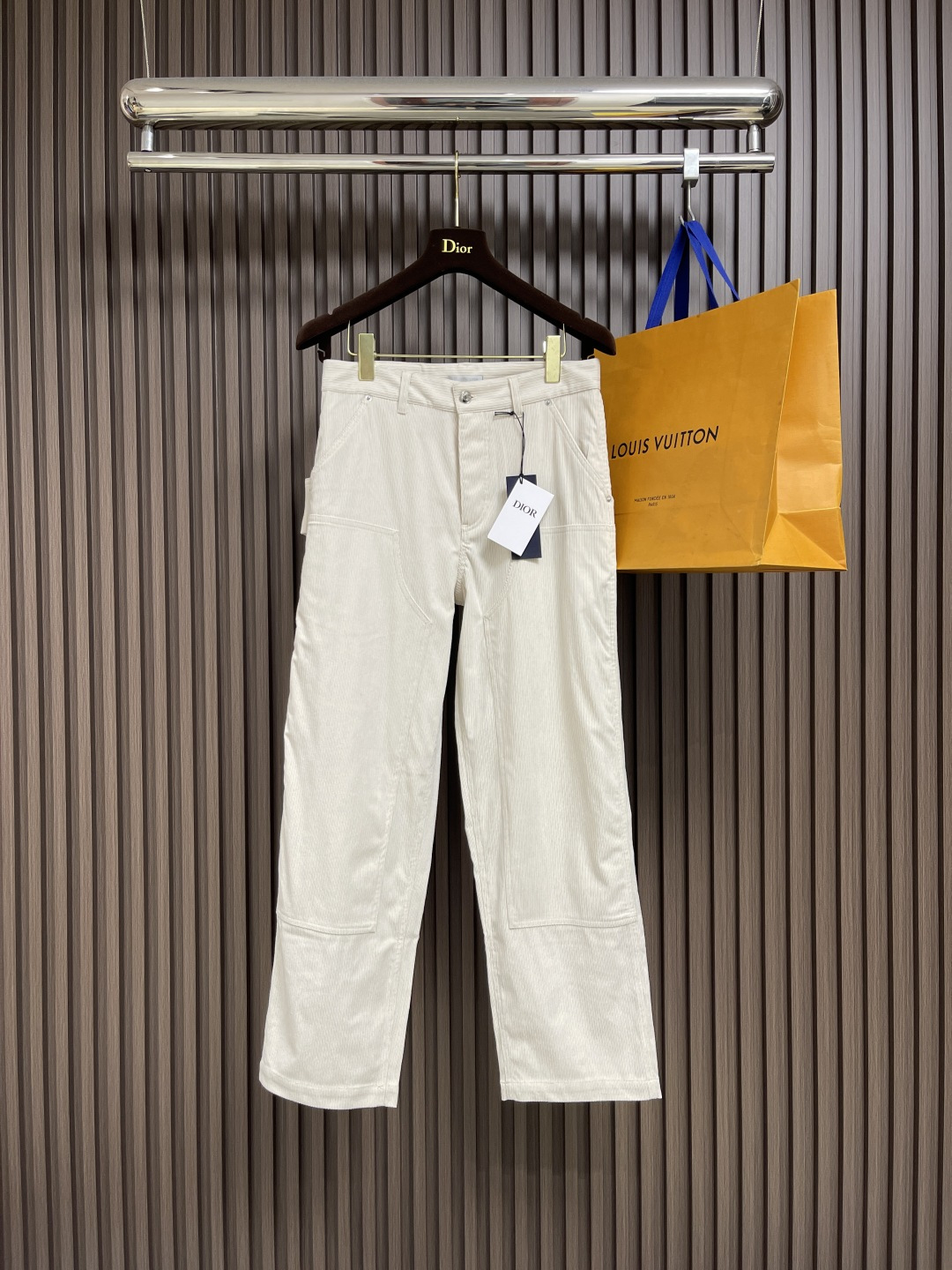 NO:526923,Top P Dior 2025ss new workwear corduroy long-sleeved jacket trousers set, 2025 winter series new products, decorated with the Dior Love logo inspired by the Dior archives, paying tribute to Dior inheritance. It is carefully crafted from off-white cotton corduroy fabric, with five-pocket tailoring and Dior Love leather sign on the back side, reinterpreting the workwear style with casual style. It can be matched with matching equipment to create a delicate look. Size 38-39-40-41 46-52 S-XL,,dior,dior,jackets & coats,alexander wang19860909上衣 裤子P Dior 2025ss新款工装灯芯绒长袖外套长裤套装,二零二五冬季系列新品,饰以灵感源自 Dior 档案的迪奥之爱标志,向 Dior承传致敬.采用米白色棉质灯芯绒面料精心制作,五口袋剪裁搭配后侧迪奥之爱皮革标牌,以休闲版型重新诠释工装风格.可与配套的搭配,打造精致造型.尺码38-39-40-41 46-52 S-XL,,dior,dior,jackets & coats,alexander wang,Men's clothing