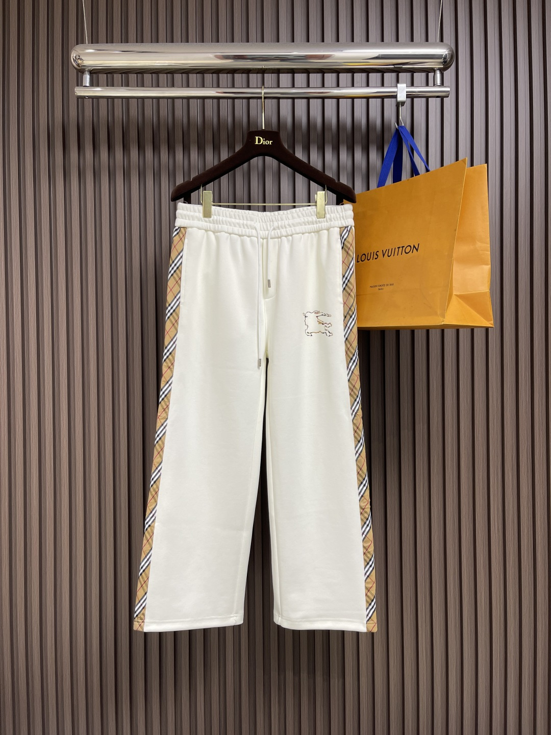 NO:527996,The whole set of Burberry classic webbing long sleeve jacket and trousers set, the upper body effect is outstanding. It presents straight cut, customized original webbing splicing, the brand fabric is smooth and smooth, delicate and cool, and the texture is excellent. The upper body is refreshing and comfortable. Size M-3XL, burberry, jackets & coats, alexander wang19860909整套 Burberry 经典款织带长袖外套长裤套装,上身效果都很出挑.呈现直版剪裁,订制原版织带拼接,品牌面料垂顺爽滑,细腻冰凉,质感卓然 .上身清爽舒适.尺码M-3XL,,burberry,jackets & coats,alexander wang,Men's clothing