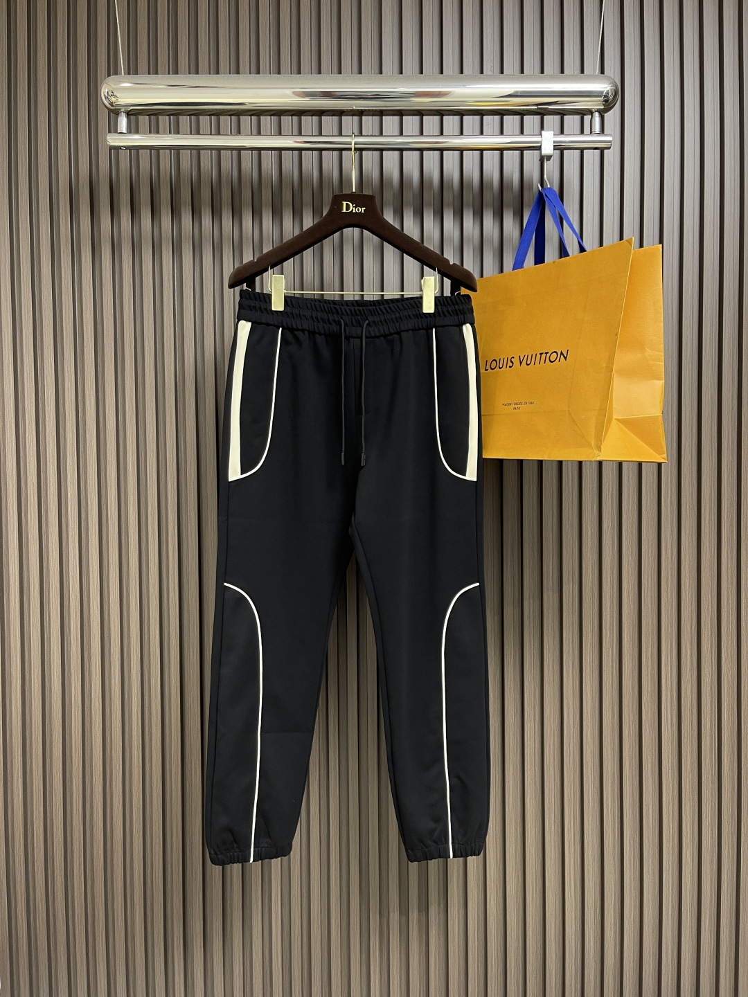 NO:527997,The complete set of LV hooded jacket jacket and trousers suits, simple and low-key color scheme is a versatile style that is not picky about people or age. It is comfortable and unique style. It is imported waterproof composite material, with a shiny feeling, breathable and sweaty, casual and loose splicing style cutting, an excellent choice for early spring leisure. Size M-3XL,,louis vuitton, jackets & coats, jackets & coats, hats, alexander wang19860909整套 LV 连帽夹克外套卫裤套装,简约低调的配色属于不挑人不挑年龄的百搭款,舒适性和独特风格,客供进口防水复合材质,富有光泽感,透气排汗,休闲宽松的拼接版型裁剪,早春休闲的绝佳之选.尺码M-3XL,,louis vuitton,jackets & coats,jackets & coats,hats,alexander wang,Men's clothing