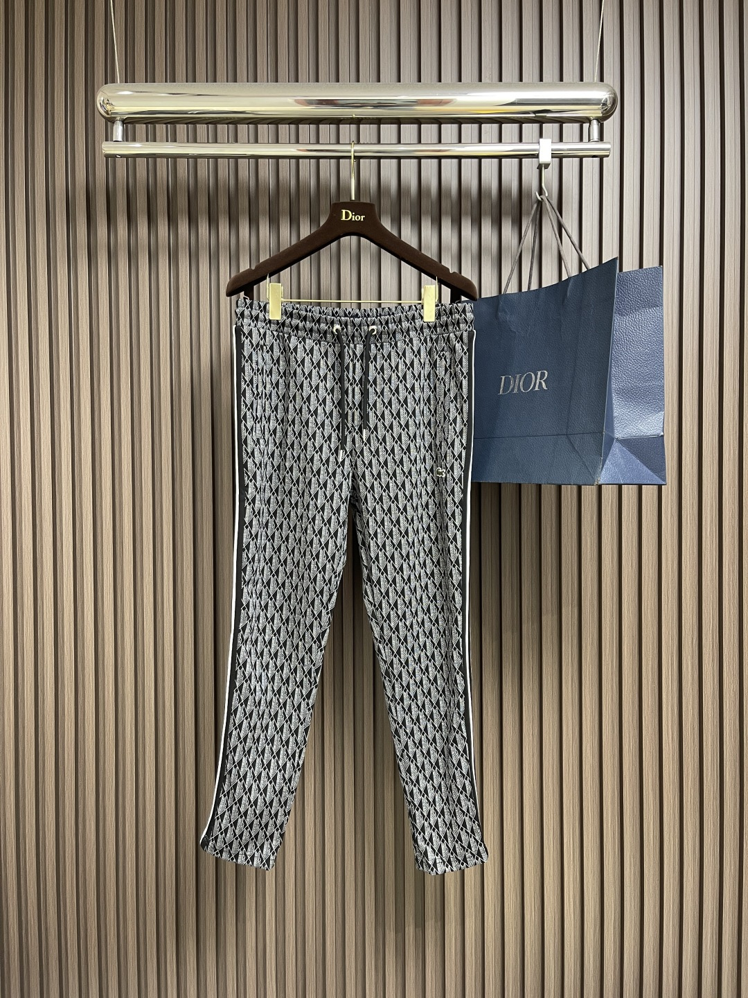 NO:528007,The whole set of Lacoste full-print logo fabric jacquard webbing jacket trousers set, jacquard color-blocking letter logo!  Iconic brand elements, heavy craftsmanship production, three-dimensional tailoring, slim and customized version, and the upper body effect is very good!  The fabric is comfortable and soft to the touch, allowing you to be casual and fashionable and perfectly combine!  Full body three-dimensional logo, a must-have in the closet, Monogram jacquard fashionable, elegant and luxurious and high-end!  The style is versatile and not picky. Size M-3XL, Jackets & coats, alexander wang19860909整套 Lacoste 满印logo面料提花织带外套长裤套装,提花拼色字母Logo标志！标志性品牌元素,重工艺制作,立体剪裁,修身定制版型,上身效果非常赞！面料舒适手感柔软,让你休闲时尚于潮流完美结合！全身立体Logo 衣橱中必备 Monogram提花时髦 气质又奢华高级！版型百搭不挑人.尺码M-3XL,,jackets & coats,alexander wang,Men's clothing