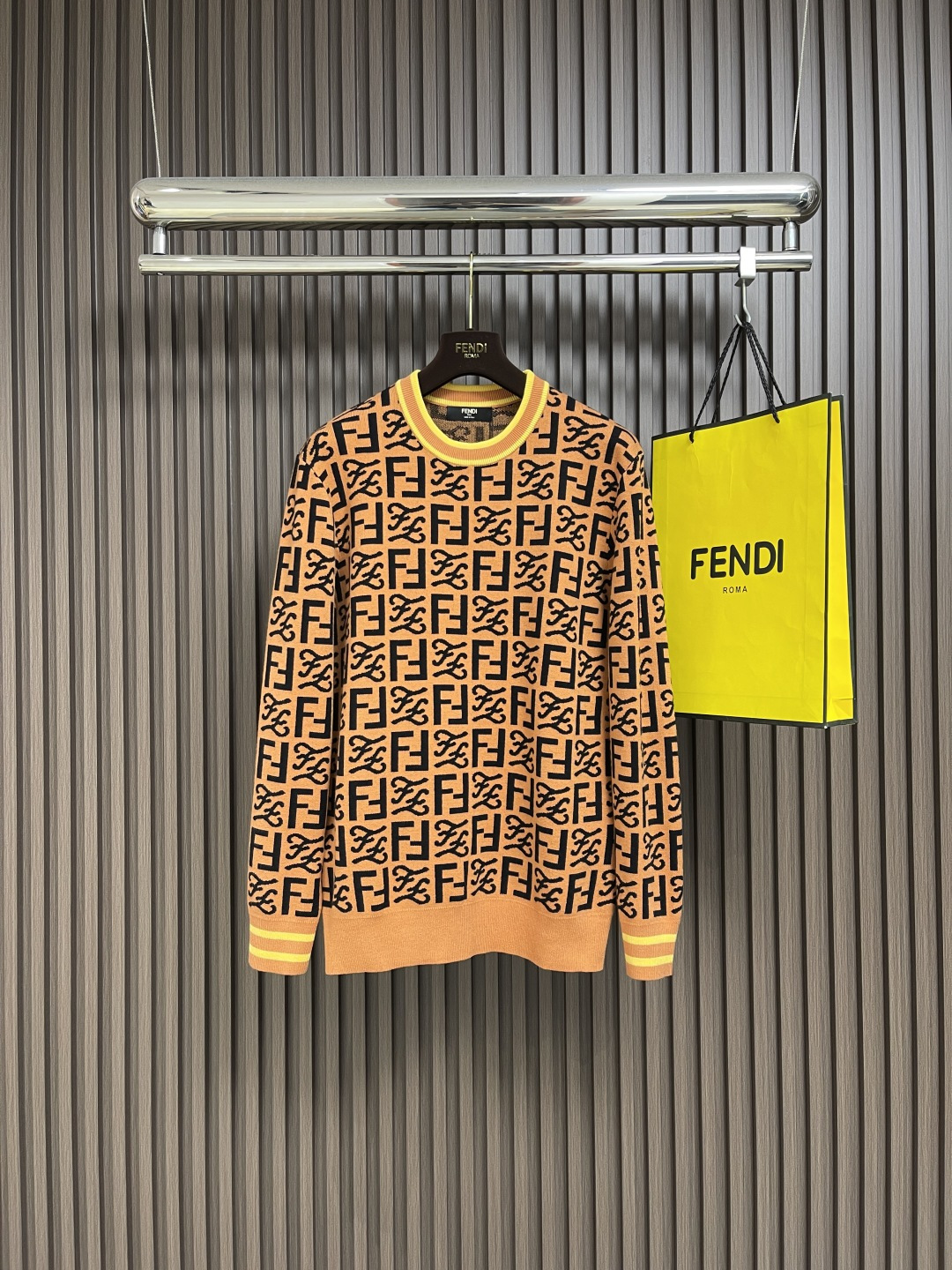 NO:516702,Fendi is a double F round neck knit sweater with high-end core veil fabric, collar contrast design, jacquard adopts a double F logo, which is really great and fashionable. It doesn't pill or pierce. It feels super comfortable to touch. The style is very comfortable. The appearance is super high. The color combination is beautiful. The workmanship is super fine. Size M-3XL, fendi, sweaters, alexander wang19860909fendi 满身双F圆领针织毛衣,采用高端包芯纱面料,领口撞色设计,提花采用双F标志,真的特别棒随便搭什么都时尚感倍佳 不起球 不扎身 摸起来手感超级舒服 版型特别舒适 颜值超级高 颜色搭配美极了 做工超细致 尺码M-3XL,,fendi,sweaters,alexander wang,Men's clothing