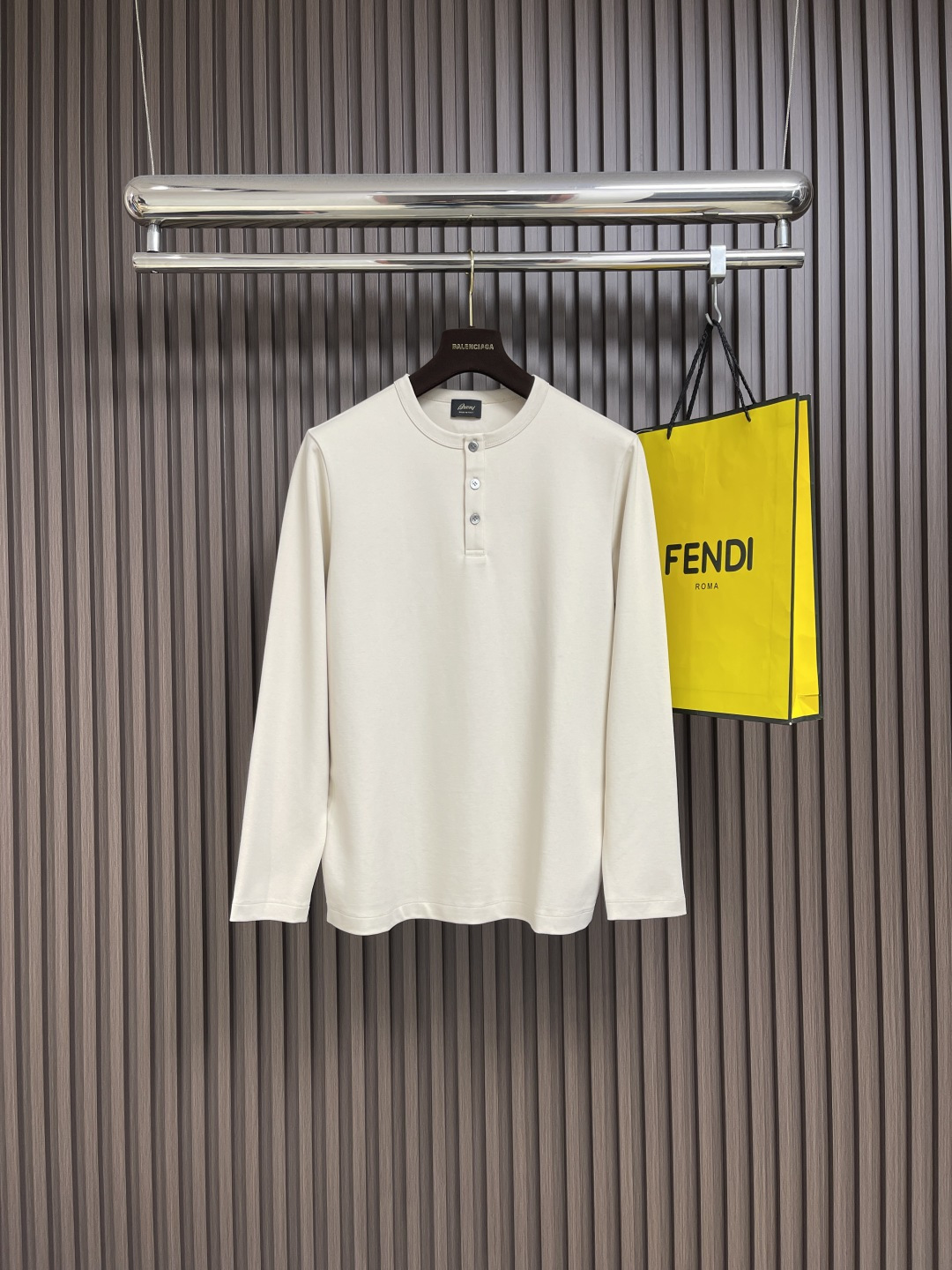 NO:518318,Brioni Henry neck men's long-sleeved T-shirt, which looks simple. The more it tests the combination of craftsmanship and fabric, the requirements for technology and factory equipment are very high. The two natural ingredients are gold-based, which are both the warmth and soft wool and the natural and refreshing of linen. Skin-friendly, soft, warm and warm. There is no sense of stuffiness. Linen is used to relieve moisture and keep the skin dry. It has an excellent wearing experience. The natural texture on the surface. The casual and natural sense of high-end. The collar type tests the master's skills. The width, narrowness and elasticity of the neckline are very particular. The edges are tightly woven smoothly. The exquisite upper body in the subtle parts is young and not stereotyped. The casual and layered and elegant shape. The horizontal knitting. Size M-3XL,,tees, t-shirt, gold, alexander wang19860909Brioni布莱奥尼 亨利领男士长袖T恤 看似简约的设计 越考验工艺与面料的结合,对技术以及工厂设备 要求很高 两种天然成分以黄金配比既有羊毛的温润软糯 又有亚麻的自然清爽 亲肤 柔和 保暖的同时 没有闷热感 亚麻疏导湿气 让皮肤始终保持干爽 有着极好的穿着体验感 表面天然的肌理感 随性自然高级感 领型很考验师傅的功底 领口的宽窄松紧都很有讲究 边缘紧密织造流畅 细微之处的精美上身年轻不刻板 随性有层次儒雅造型 横机针织.尺码M-3XL,,tees，t-shirt,gold,alexander wang,Men's clothing