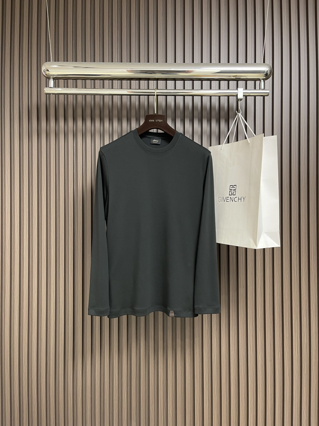 NO:518313,Brioni Tiansi cotton long-sleeved T-shirt, a high-end, luxurious and platinum-grade classic basic T-shirt. The whole body design perfectly integrates Italian aesthetics, inherits the genes of the bri family, takes the minimalist route, is both solemn and harmonious, conforms to the modern urban aesthetics, and is decorated with a classic brand logo on the chest, created with exquisite embroidery, which is a soul-like existence, and strongly boasts the brand identity!  Customer-supplied high-end imported garments, fixed-woven silk cotton, Italian old-fashioned workshops, garments process fixed-woven and dyed, extremely luxurious and special materials, all of which are excellent in fabric properties, and are treated with merceration technology. The fabric has extremely high gloss, delicate and natural mesh structure, perfect comfort and breathability, and the touch experience is self-evident, luxurious and ultimate enjoyment!  The color matching is light and versatile, suitable for everyday outfits, and the mixing and matching are extremely compatible with very high space. You can use business commuting and leisure on any occasion. The upper body is elegant and has a strong sense of temperament. It is a high attendance item for wardrobe, and everyone has one!  Size M-3XL, tees, t-shirt, alexander wang19860909Brioni 布莱奥尼 天丝棉长袖t恤,高端奢华且白金级的一款经典基础款t恤衫.通体的设计完美融合意式美学,且传承了bri家族的基因,走极简主义的路线,亦庄亦谐,符合现代都市审美,胸前饰有经典品牌标识,以精美刺绣体打造,属于灵魂式的存在,有力标榜了品牌身份！客供高级进口成衣定织天丝棉,意大利老牌工坊成衣工序定织定染,极为奢华特殊的材质,面料属性皆为上乘,采用丝光工艺处理,面料光泽度极高,网眼结构细腻自然,舒适性与透气性完美兼备,触感体验不言而喻,奢华极致享受！配色轻熟百搭,符合日常各种穿搭,混搭兼容空间极高,驾驭任何场合,商务通勤与出街休闲皆可,上身儒雅气质感极强,属于衣橱高出勤率单品,人手一件！尺码M-3XL,,tees，t-shirt,alexander wang,Men's clothing