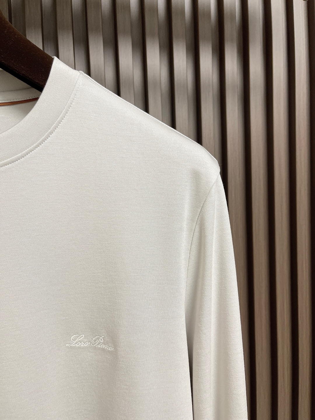 🛒🛒lP🆕 LoroPiana 2025ss秋冬新款长袖T恤打底衫，全品相！工艺采用胸前logo 刺绣设