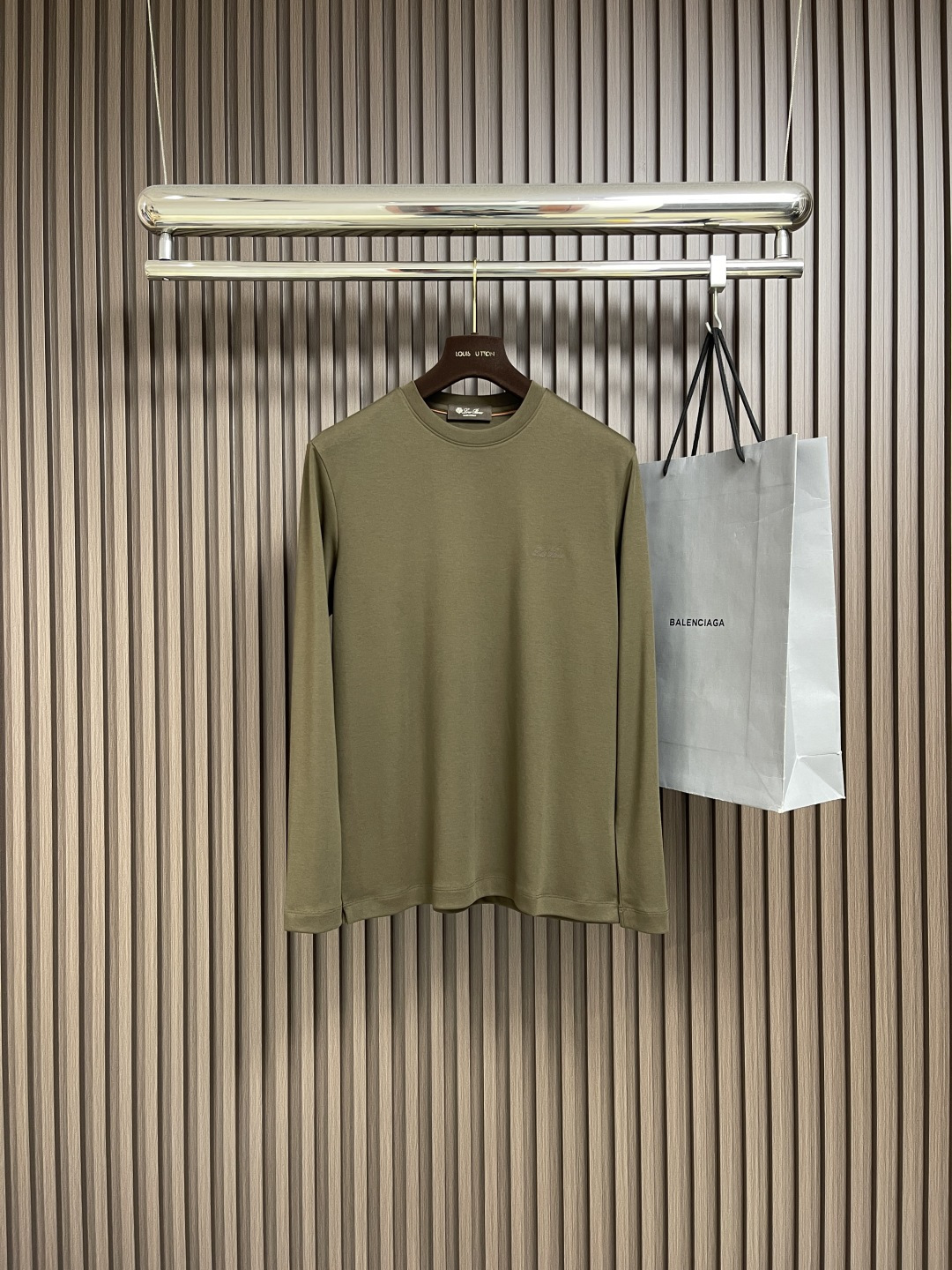 NO:518322,LP Loropiana 2025ss autumn and winter new long-sleeved T-shirt base shirt, full quality!  The craftsmanship adopts chest logo embroidery design!  The upper body is comfortable and breathable, not stiff, and the overall body has a rich three-dimensional feeling, quality export orders, customized exclusive long-length cotton fabric tailoring to meet the simple needs of commuters for dressing. Size M-3XL, loro piana, loro piana, tees, t-shirt, alexander wang19860909LP Loropiana 2025ss秋冬新款长袖T恤打底衫,全品相！工艺采用胸前logo 刺绣设计！上身舒适透气,不僵硬,整体有着丰富的立体感,品质出口订单,定制专属长绒棉面料剪裁,满足通勤人们对于着装的简约需求.尺码M-3XL,,loro piana,loro piana,tees，t-shirt,alexander wang,Men's clothing