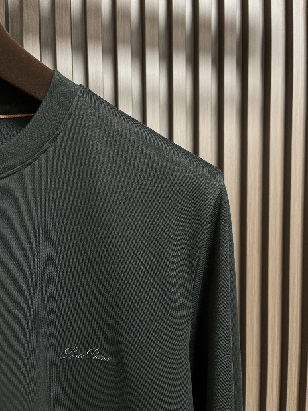 🛒🛒lP🆕 LoroPiana 2025ss秋冬新款长袖T恤打底衫，全品相！工艺采用胸前logo 刺绣设