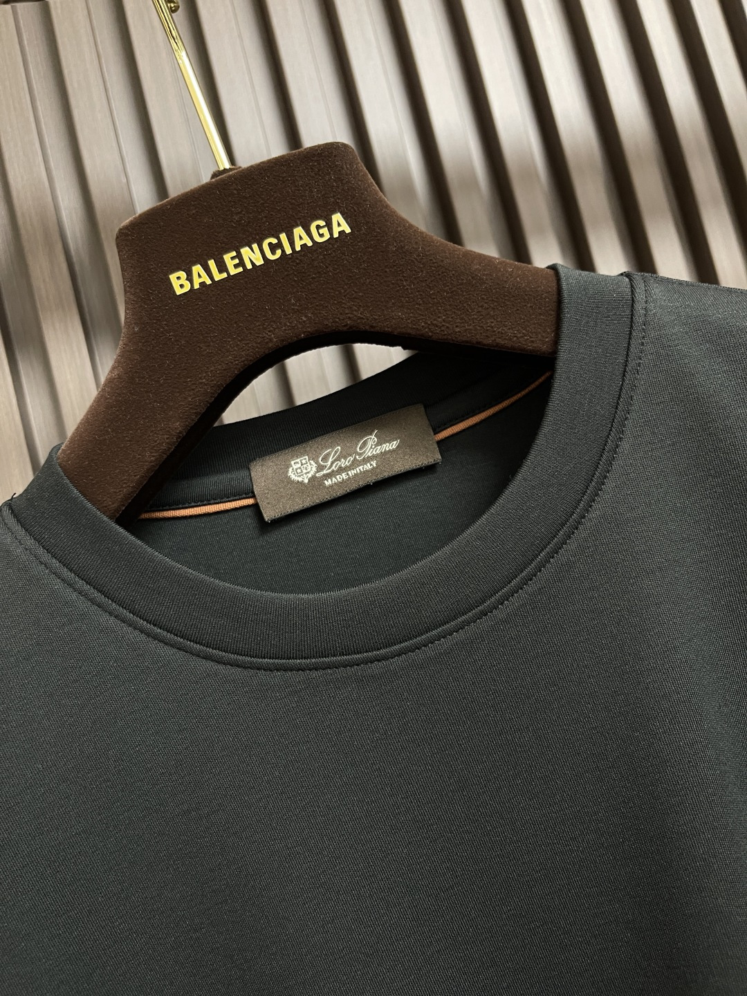 🛒🛒lP🆕 LoroPiana 2025ss秋冬新款长袖T恤打底衫，全品相！工艺采用胸前logo 刺绣设