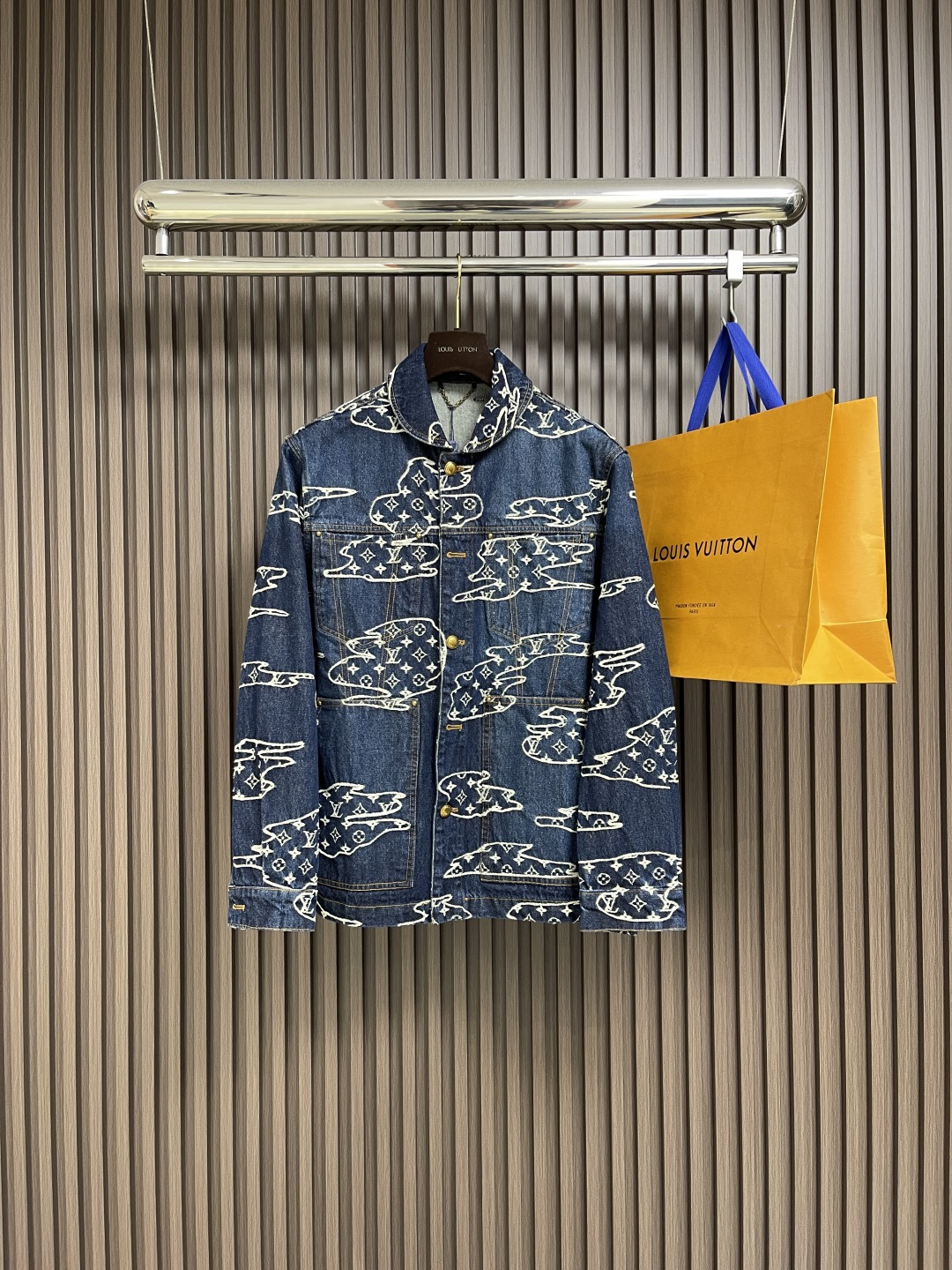 NO:519024,Tops, Jeans, LV Cloud Skateboard Denim Jacket, this wash skateboard denim is from the autumn and winter series created by Pharrell Williams and Nigo. It uses Monogram Clouds jacquard to express the inspiration of Japanese patchwork combed. The nickel MiniDamier label lights up the waist, and pearlescent buttons and rivets add a Dandy style. It can be designed with the same jacket. Size S-XL, louis vuitton, jeans, jackets & coats, jackets & coats, alexander wang19860909上衣 牛仔裤 LV 云朵滑板牛仔外套牛仔裤套装,本款水洗滑板牛仔出自 PharrellWilliams 与 Nigo 联袂打造的秋冬系列,以Monogram Clouds 提花道出日本拼布工芝的灵感启发.正绒面革MiniDamier标签点亮后腰,珠光纽扣和铆钉再添丹迪格调.可与同款夹克共筑考究造型.尺码S-XL,,louis vuitton,jeans,jackets & coats,jackets & coats,alexander wang,Men's clothing