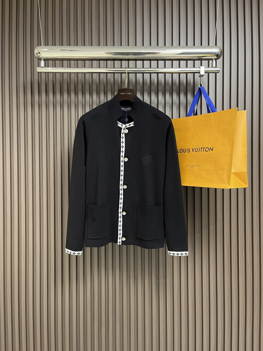 NO:527998,Tops, pants, P LV knitted college style suit jacket casual pants suit, this suit jacket is made of delicate wool knitted to create a soft configuration, and uses contrasting Monogram floral trim to stretch the college style, and then uses pearlescent buttons to release the Dandy atmosphere. Military collar and chest embroidered logos reveal modern brushstrokes. Size S-XL,,louis vuitton, jackets & coats, business suit, alexander wang19860909上衣 裤子P LV 针织学院风西装夹克休闲裤套装,本款西装夹克采用细腻绵羊毛针织构筑柔和构型,以撞色 Monogram 花卉饰边舒展学院风范,再借珠光纽扣释放丹迪气息.军装衣领和胸前刺绣标识展露摩登笔触.尺码S-XL,,louis vuitton,jackets & coats,business suit,alexander wang,Men's clothing