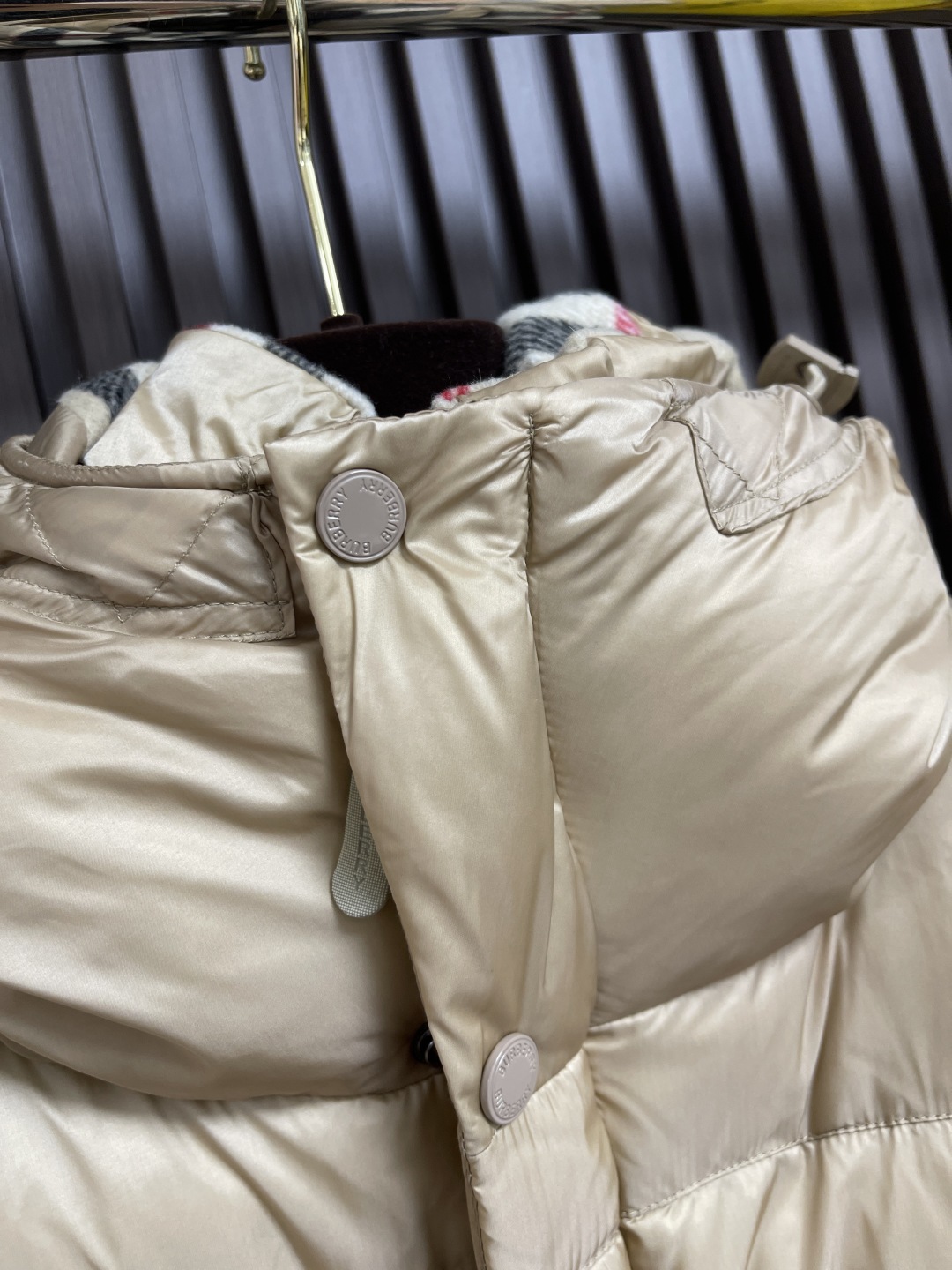 🛒🛒Burberry 可拆式衣袖连帽羽绒服，复古格纹内衬的高领与连帽 可拆袖变马甲造型 上身效果超级棒 
