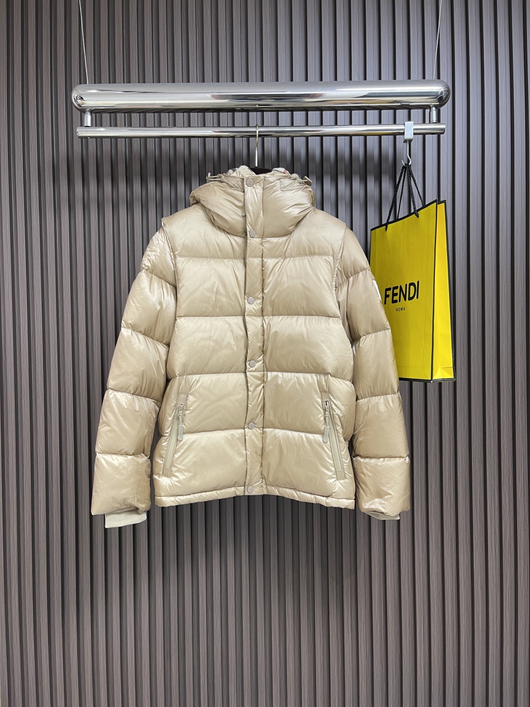 🛒🛒Burberry 可拆式衣袖连帽羽绒服，复古格纹内衬的高领与连帽 可拆袖变马甲造型 上身效果超级棒 