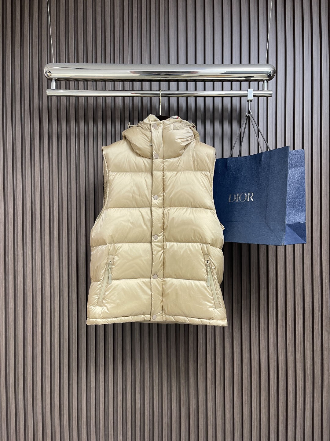 🛒🛒Burberry 可拆式衣袖连帽羽绒服，复古格纹内衬的高领与连帽 可拆袖变马甲造型 上身效果超级棒 