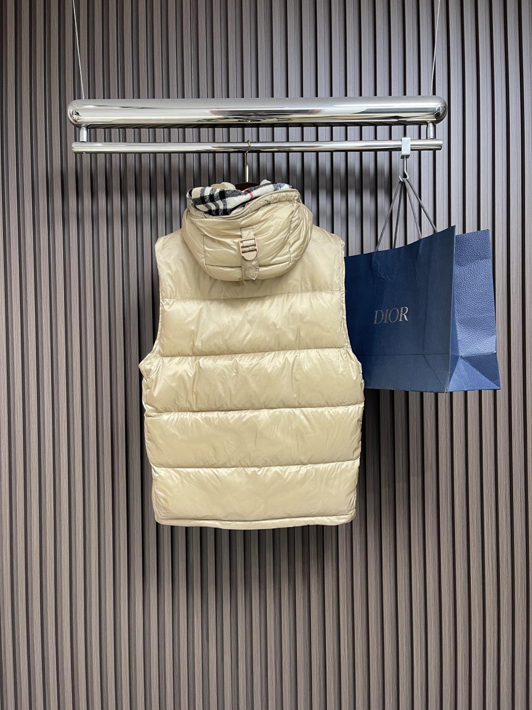 🛒🛒Burberry 可拆式衣袖连帽羽绒服，复古格纹内衬的高领与连帽 可拆袖变马甲造型 上身效果超级棒 