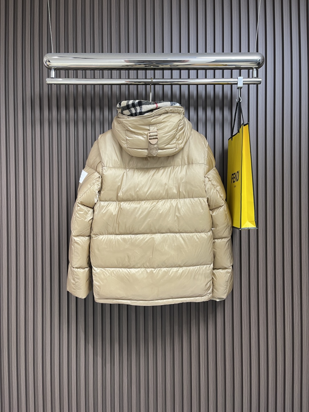 🛒🛒Burberry 可拆式衣袖连帽羽绒服，复古格纹内衬的高领与连帽 可拆袖变马甲造型 上身效果超级棒 