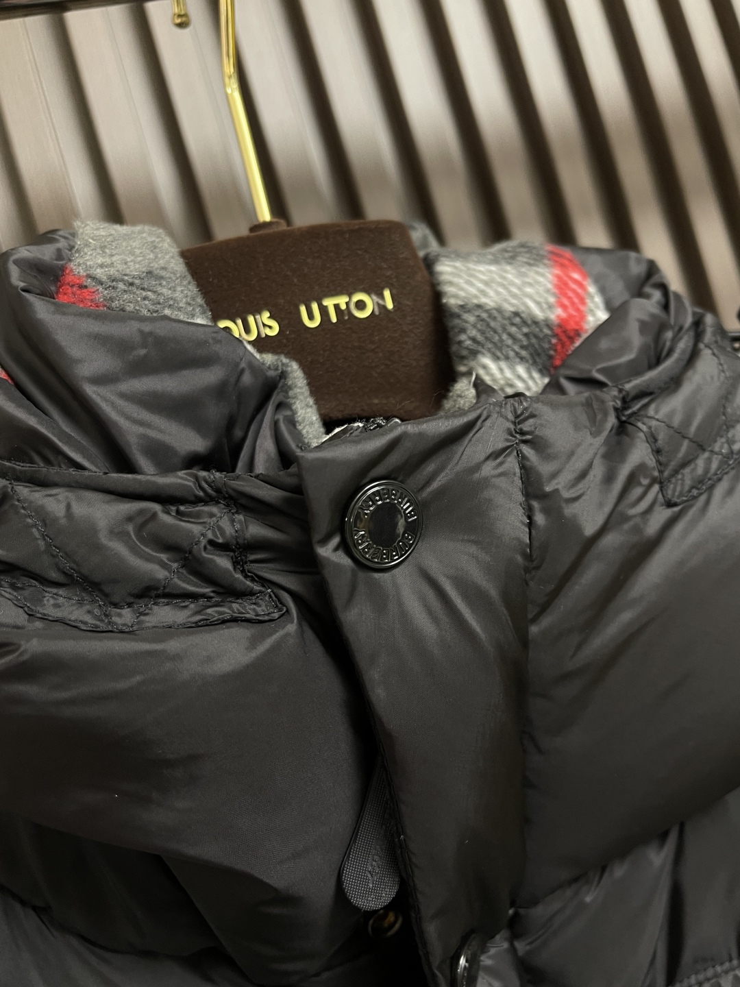🛒🛒Burberry 可拆式衣袖连帽羽绒服，复古格纹内衬的高领与连帽 可拆袖变马甲造型 上身效果超级棒 