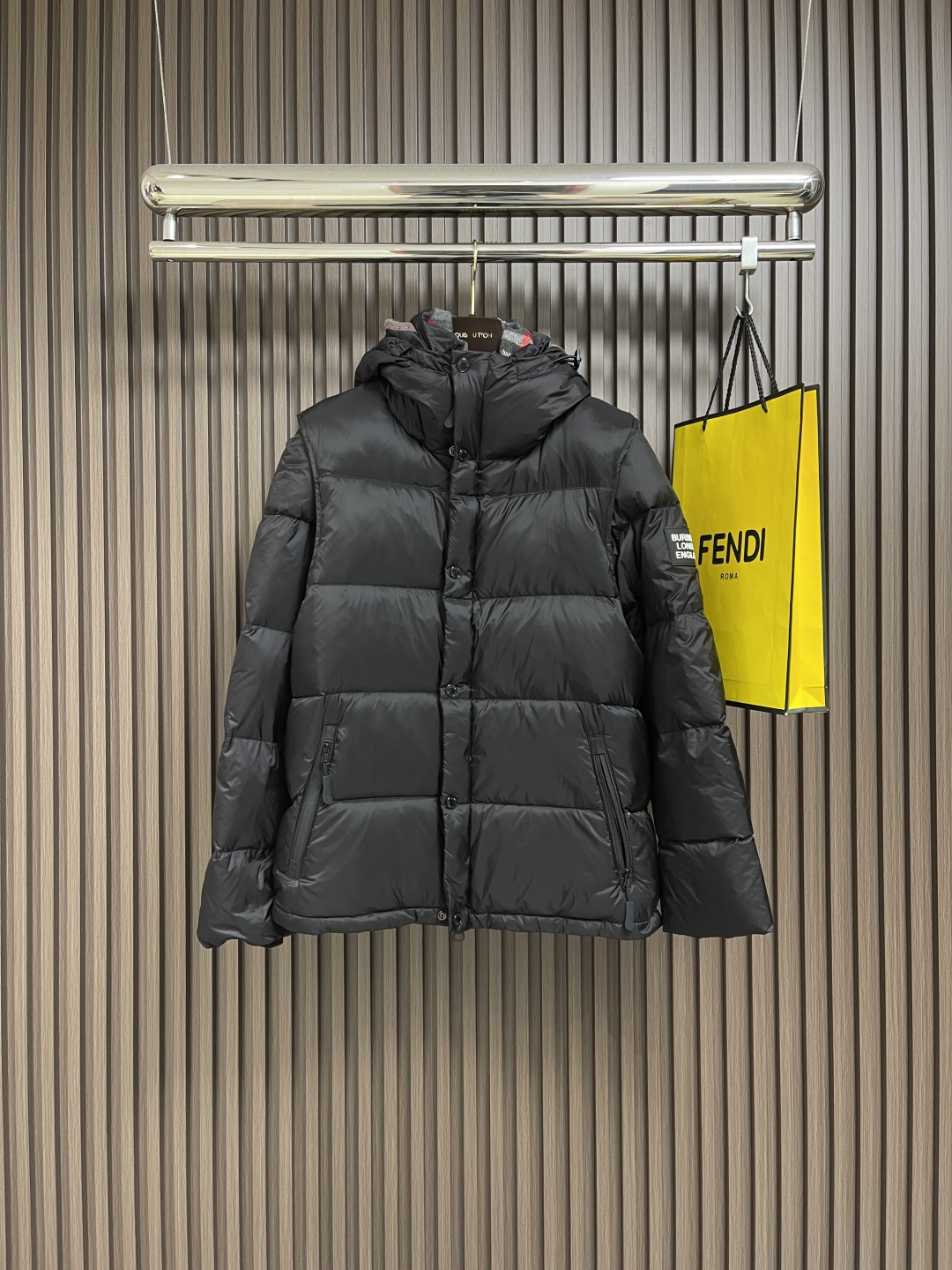 🛒🛒Burberry 可拆式衣袖连帽羽绒服，复古格纹内衬的高领与连帽 可拆袖变马甲造型 上身效果超级棒 