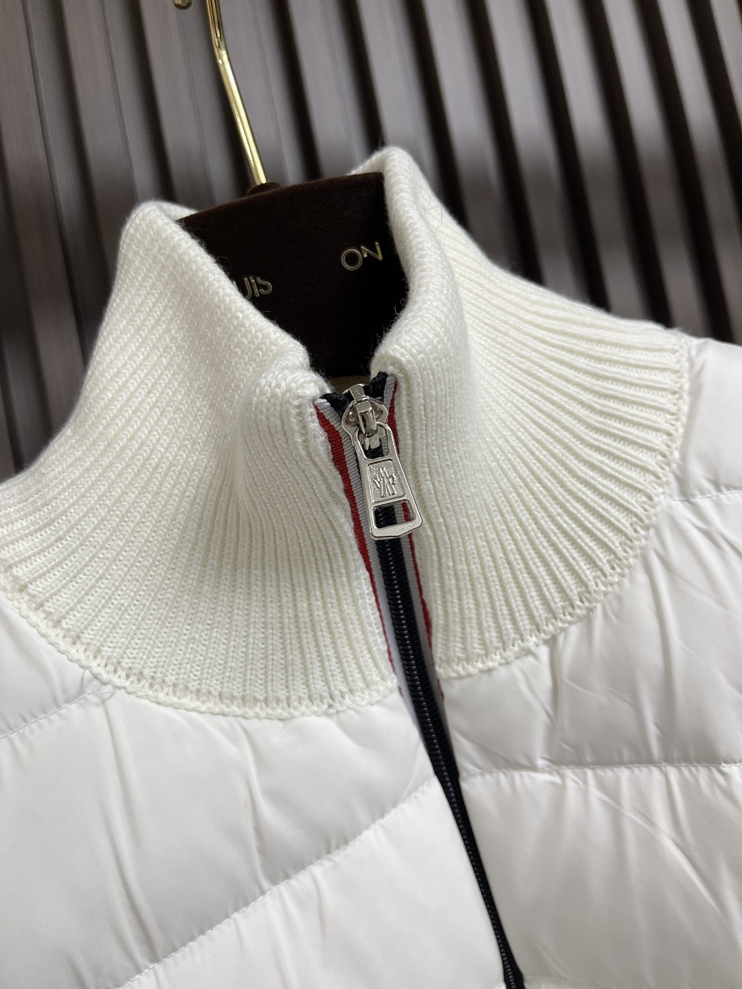 🛒🛒Moncler 新款Cardigan立领拼接羽绒服针织外套，使用高品质的棉质材料和优质的白鸭绒填充物