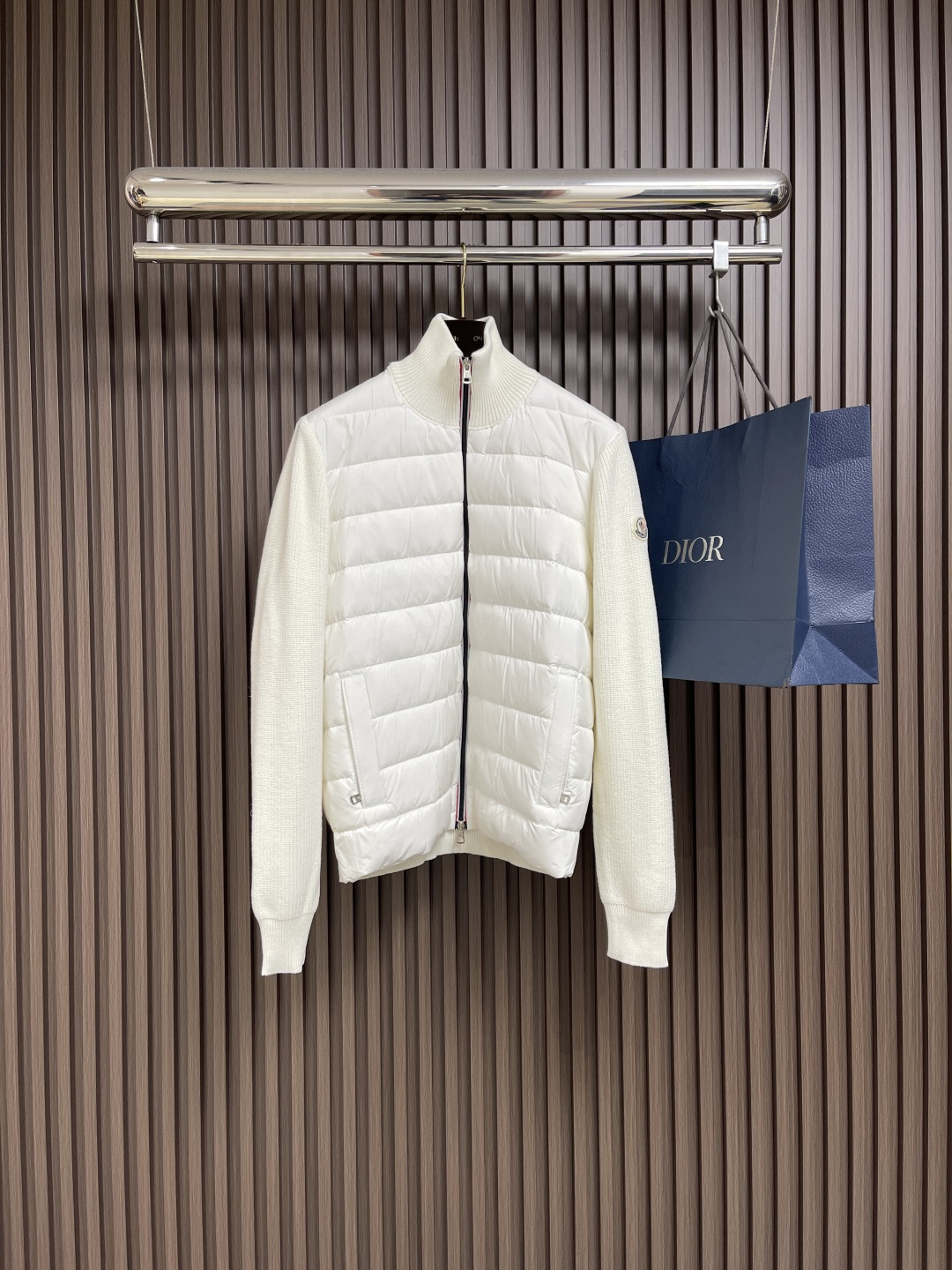 🛒🛒Moncler 新款Cardigan立领拼接羽绒服针织外套，使用高品质的棉质材料和优质的白鸭绒填充物