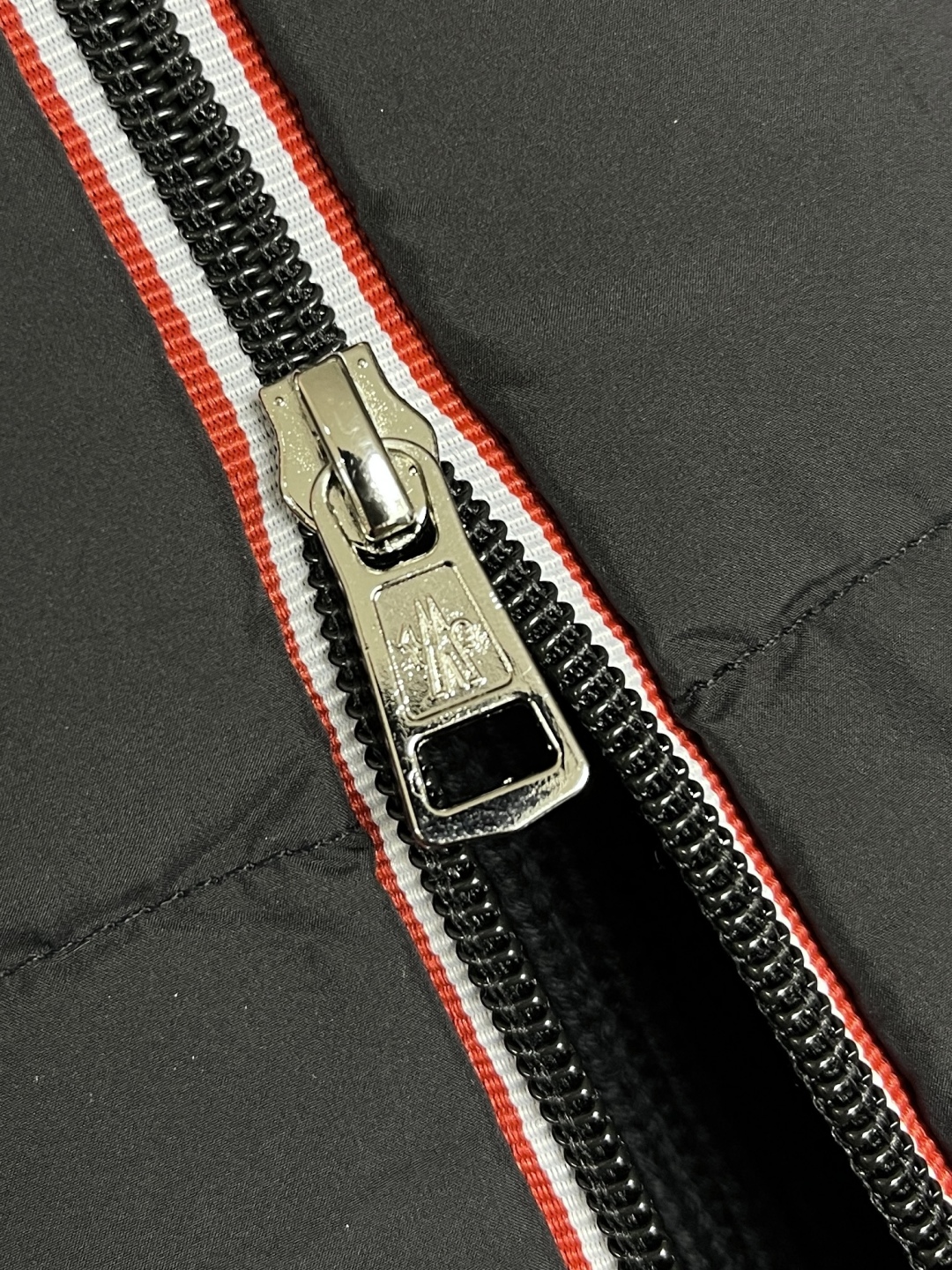 🛒🛒Moncler 新款Cardigan立领拼接羽绒服针织外套，使用高品质的棉质材料和优质的白鸭绒填充物