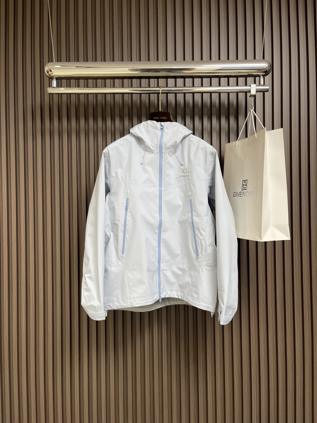 NO:528003,KAILAS Bogda LT hooded jacket, lightweight and upgraded hiking type, provides long-lasting weather protection, while being lighter and easier to explore quickly, providing sufficient protection and efficient sports experience for long-distance hiking. FILTER-TEC protection technology has high waterproof and moisture permeability, long-lasting waterproof, windproof, moisture permeable, durable, can improve the comfort of outdoor activities, and provides comprehensive protection in a changing mountain environment. At the same time, windproof and breathable bring a better wearing experience, breathable 5,000  +This unique exterior uses light and thin 3L technology fabric, full-clothing glue pressing process, easy to store and package. FILTER-TEC protection technology is highly waterproof and moisture-permeable, lasting waterproof, windproof, moisture-permeable, durable, which can improve the comfort of outdoor activities and provide comprehensive protection in a changing mountain environment. It has a very unique and unique color scheme, so that you can feel unique. The meaning of this shaping has its own aesthetic and unique design. It is also quite professional in the outdoor industry and is known as China's most awesome spring and summer essential items. Size S-XXL, Jackets & coats, hats, alexander wang19860909KAILAS 凯乐石博格达LT连帽外套,轻量升级的徒步型,提供持久防风雨保护的同时,更加轻盈,便于快速探索,为长距离徒步提供充足防护和高效运动体验,FILTER-TEC防护科技,具有高防水透湿性,持久防水防风、透湿、耐用可以提升户外活动舒适度,并在山地多变环境中提供全面防护,同时防风透气带来更好的穿着体验,透气5000 +这款独特的外部,采用轻薄3L科技面料,全衣压胶工艺,易收纳打包,FILTER-TEC防护科技具有高防水透湿性,持久防水防风、透湿、耐用可以提升户外活动舒适度,并在山地多变环境中提供全面防护,非常个性艳丽的独家配色,让你感受到与众不同,这款冲的意义有着自己的审美和独到的设计,在户外行业也是相当专业,堪称中国最牛的的春夏必备单品.尺码S-XXL,,jackets & coats,hats,alexander wang,Men's clothing