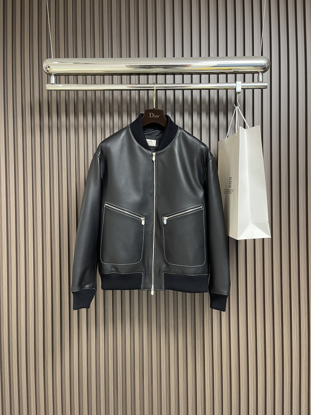 NO:520270,Hermes 2025SS autumn and winter new genuine leather jacket jacket catwalk style, fabric selection imported sheepskin white bright line design jacquard logo libuke hardware, top body is very handsome. Size 48-58 M-4XL,,hermes, jackets & coats, jackets & coats, sheepskin, alexander wang19860909Hermes 2025SS秋冬新款真皮夹克外套走秀款,面料甄选进口绵羊皮 白色明线设计 提花Logo里布客供五金 上身帅气十足.尺码48-58 M-4XL,,hermes,jackets & coats,jackets & coats,sheepskin,alexander wang,Men's clothing