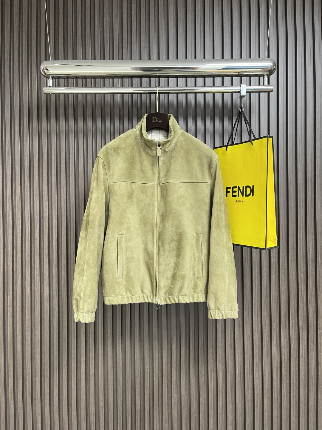 NO:520271,LP Loropiana Old-fashioned classic men's business casual stand-up collar jacket.  Fashion, which is quite typical of Italian style, is very exquisite in fabric selection and craftsmanship, which is very consistent with the aesthetic tone of the LP family, is low-key and luxurious, elegant and noble. Every detail proves the brand's own sense of luxury. It fully interprets the Italian minimalist, capable and outdoor functional style, both solemn and harmonious, and has a full style of upper body!  A treasure-grade functional equipment that combines fashion sense and design sense creates unique styling items, improved pilot styling design, classic stand collar design, retro age-reducing and very fashionable, with elastic designs on the cuffs and hem, and imported suede fabrics are supplied by Italian customers.  The texture is as delicate as the baby's skin.  It is crisp and superior, quite elegant and fashionable!  The color matching is light and versatile, the style is cut and neat, and the upper body instantly highlights the spirit. It is full of styles and can easily control various body shapes. It is a jacket that combines business commuting and outdoor leisure. It is an equipment with extremely high attendance rate in practical wear!  Size 48-58 M-4XL, loro piana,loro piana,jackets & coats,jackets & coats,chamois leather,alexander wang19860909LP Loropiana 老钱风 经典男士商务休闲立领夹克外套．颇具意大利典型风格的时装,在面料选取和工艺方面都相当考究,极符合LP家族美学基调,低调且奢华,优雅且高贵,每一个细节都在力证品牌自身的高级感,通体将意式的极简、干练和户外功能性风格极致诠释,亦庄亦谐,上身型款十足！集时装感与设计感的一款宝藏级功能型装备,塑造出别具一格的造型单品,改良式的飞行员造型设计,经典的站领设计,复古减龄又非常时髦,袖口与下摆运用松紧设计,意大利客供进口麂皮面料．质感如婴儿皮肤一样细腻．挺括性优越,颇为优雅且时髦！配色轻熟百搭,版型剪裁干练利落,上身瞬间凸显出精神感,型款十足,轻松驾驭各种身型,商务通勤与户外休闲完美兼备的一款外套,属于实穿性出勤率极高的一款装备！尺码48-58 M-4XL,,loro piana,loro piana,jackets & coats,jackets & coats,chamois leather,alexander wang,Men's clothing