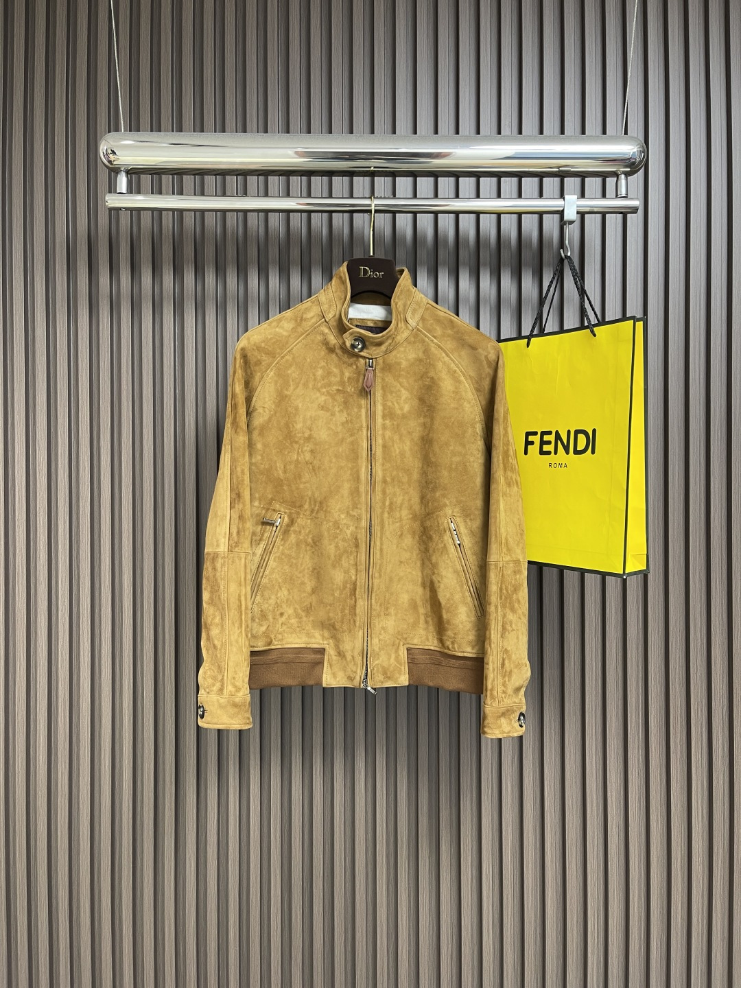 NO:520269,LP Loro Piana new style fur jacket, stand collar design, fabric selection imported suede sheepskin, customer-supplied hardware, cotton and linen lining, the whole piece of clothing is full of design, the upper body is super handsome. Size 48-58 M-4XL,,loro pigana,loro pigana, jackets & coats, jackets & coats, sheepskin,alexander wang19860909LP Loro Piana新款翻毛皮夹克外套 立领设计 面料甄选进口绒面羊皮 客供五金 棉麻里布整件衣服设计感十足 上身超级帅 .尺码48-58 M-4XL,,loro piana,loro piana,jackets & coats,jackets & coats,sheepskin,alexander wang,Men's clothing