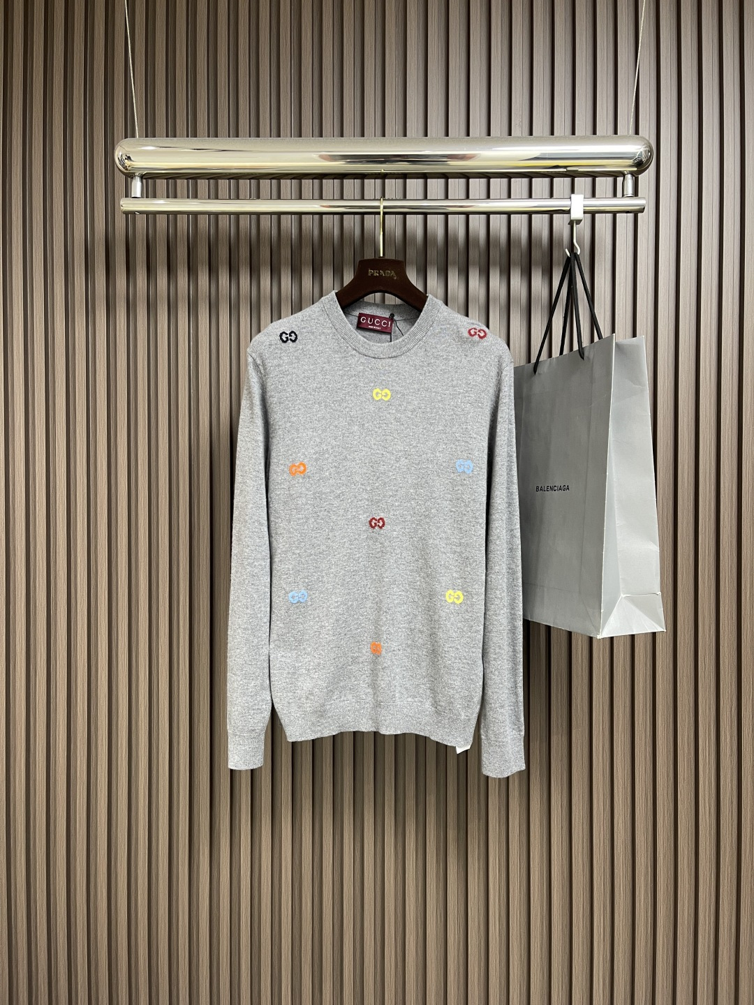 NO:520260,GUCCI multi-color GG inlay wool knitted sweater, the 2025ss early autumn series uses concentrated gray tones, cleverly embellishing elegant floral embroidery, embossing logo and other craftsmanship details to show the brand's charm. This knitted pullover is made of grey fine cashmere, ingeniously embellishing multi-color GG inlay, giving full play to its unique style. Size S-XL, gucci, sweaters, alexander wang19860909GUCCI 多色GG嵌花羊毛针织毛衣,2025ss早秋系列选用沉敛的灰色色调,巧妙点缀雅致花卉刺绣、压花标识等工艺细节,一展品牌魅力.这款针织套衫以灰色精细山羊绒打造,匠心缀饰多色GG嵌花,尽释别样风采.尺码S-XL,,gucci,sweaters,alexander wang,Men's clothing